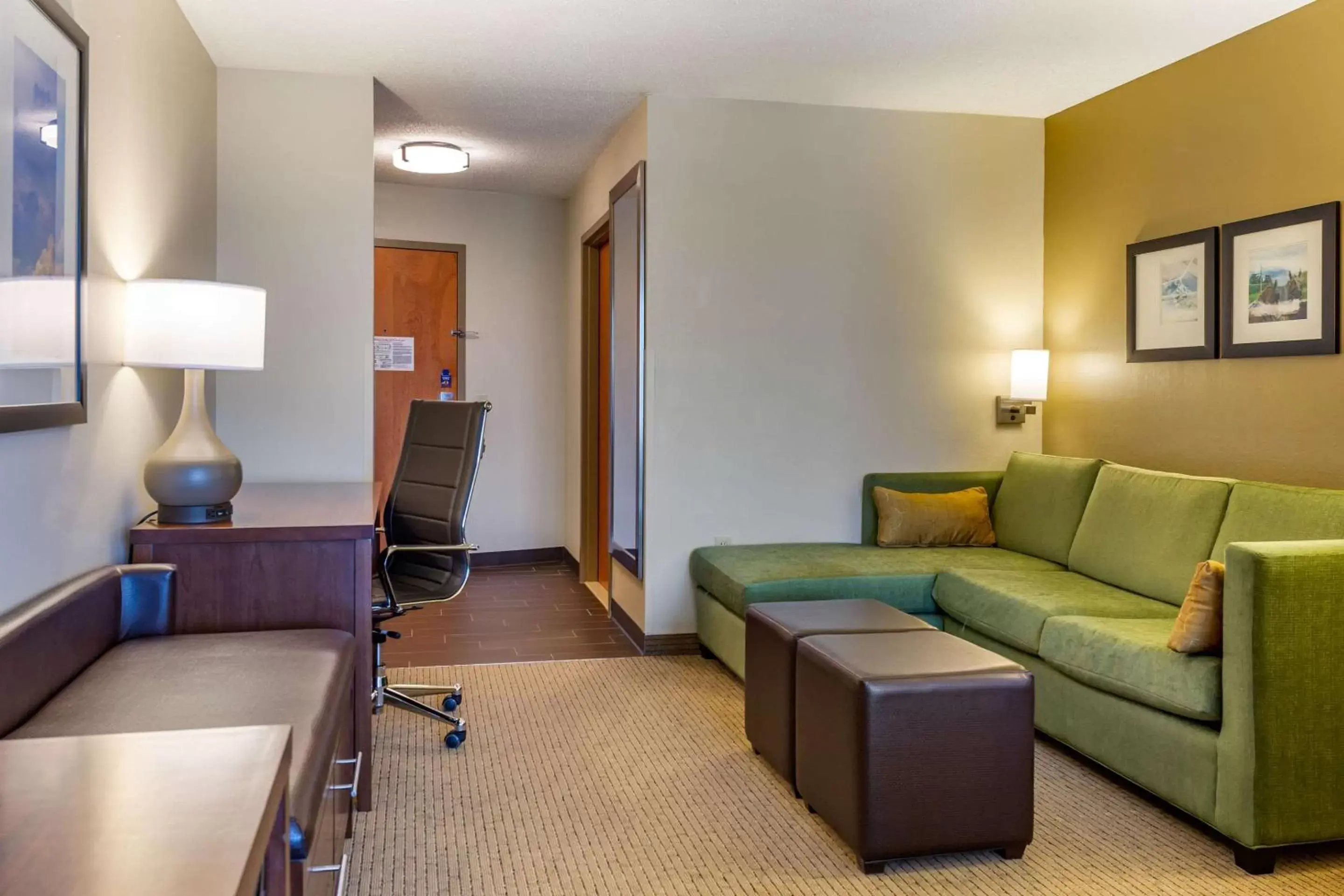 Bedroom, Seating Area in Comfort Suites Amish Country