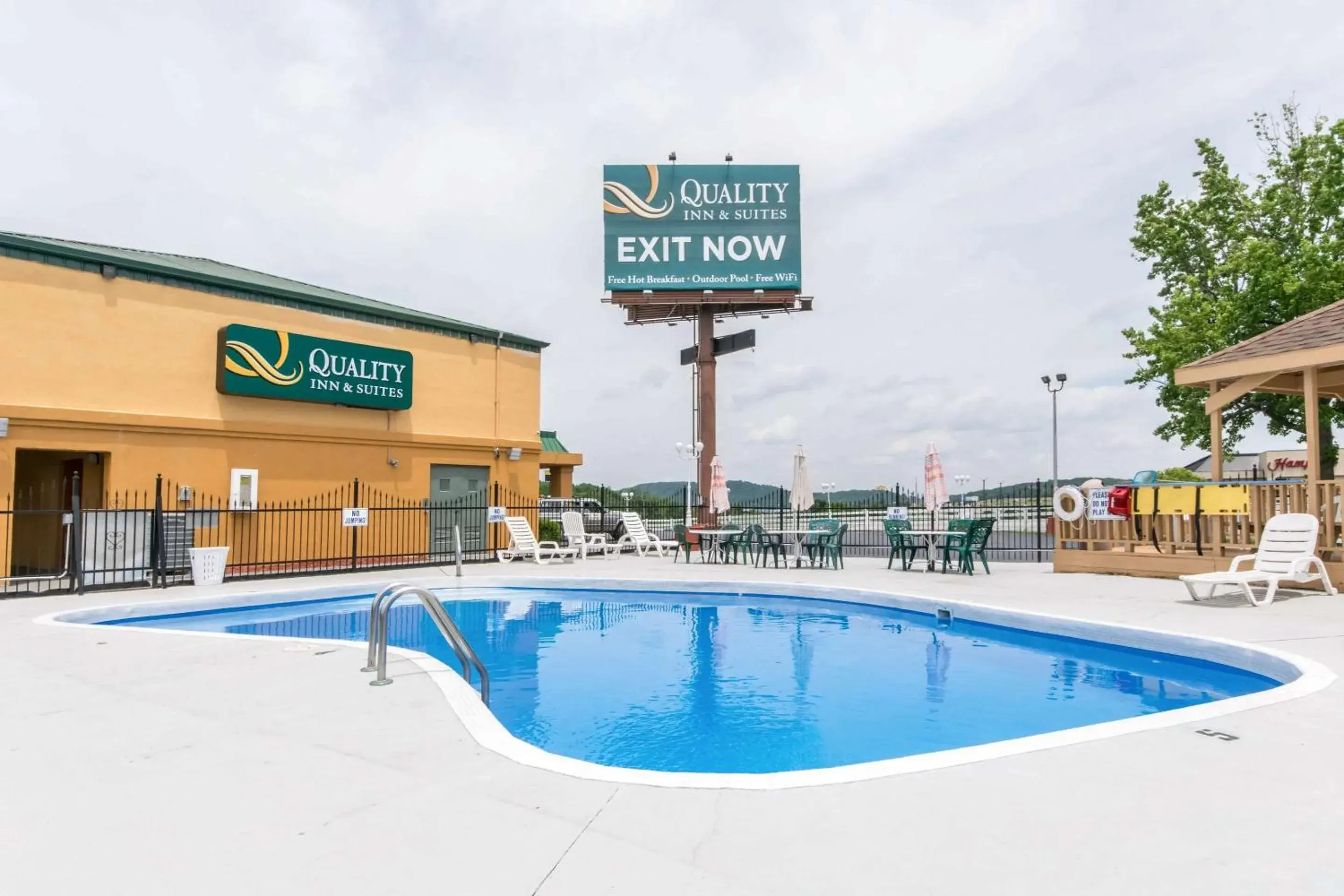 On site, Swimming Pool in Quality Inn & Suites - Horse Cave