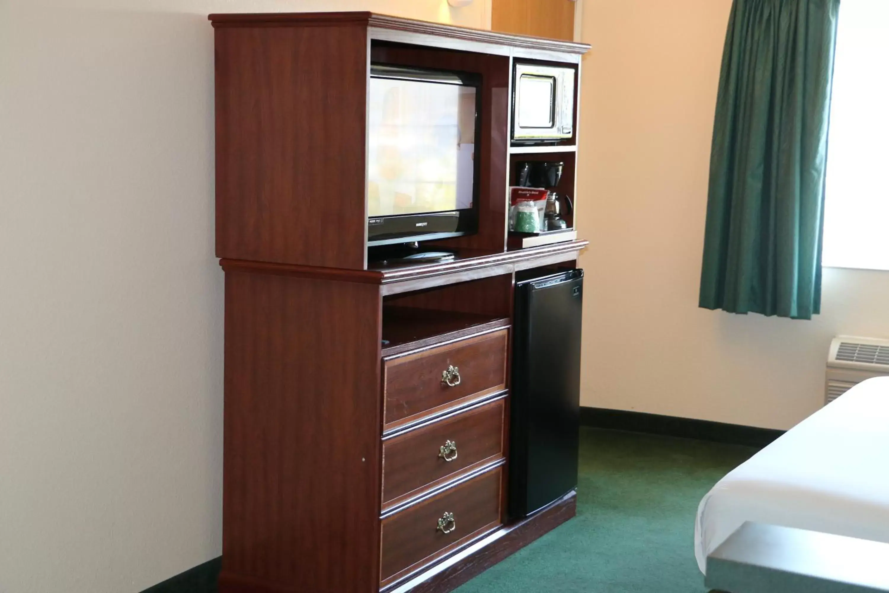 TV and multimedia, TV/Entertainment Center in GuestHouse Inn & Suites Kelso/Longview