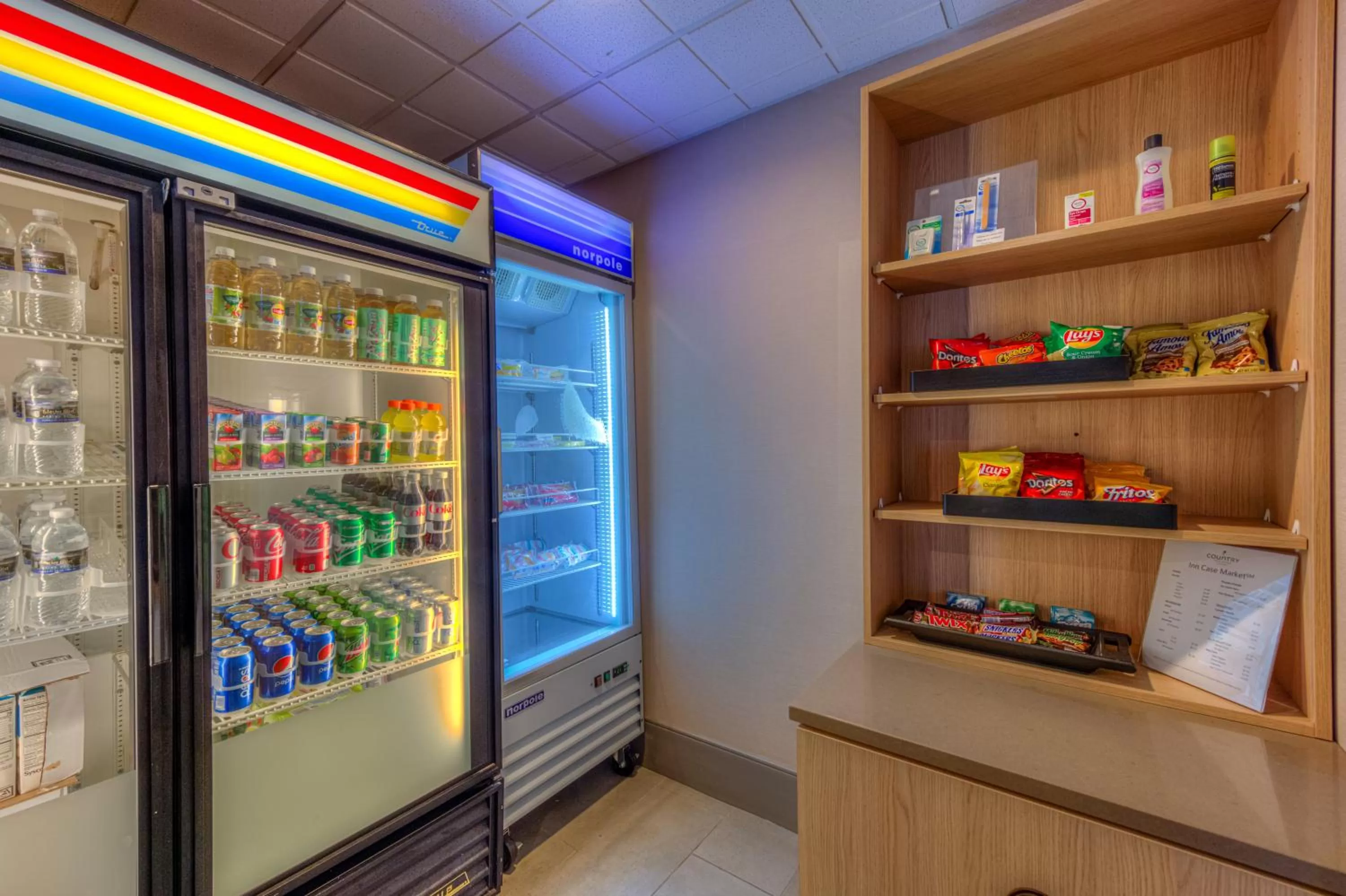 On-site shops in Country Inn & Suites by Radisson, Crystal Lake, IL