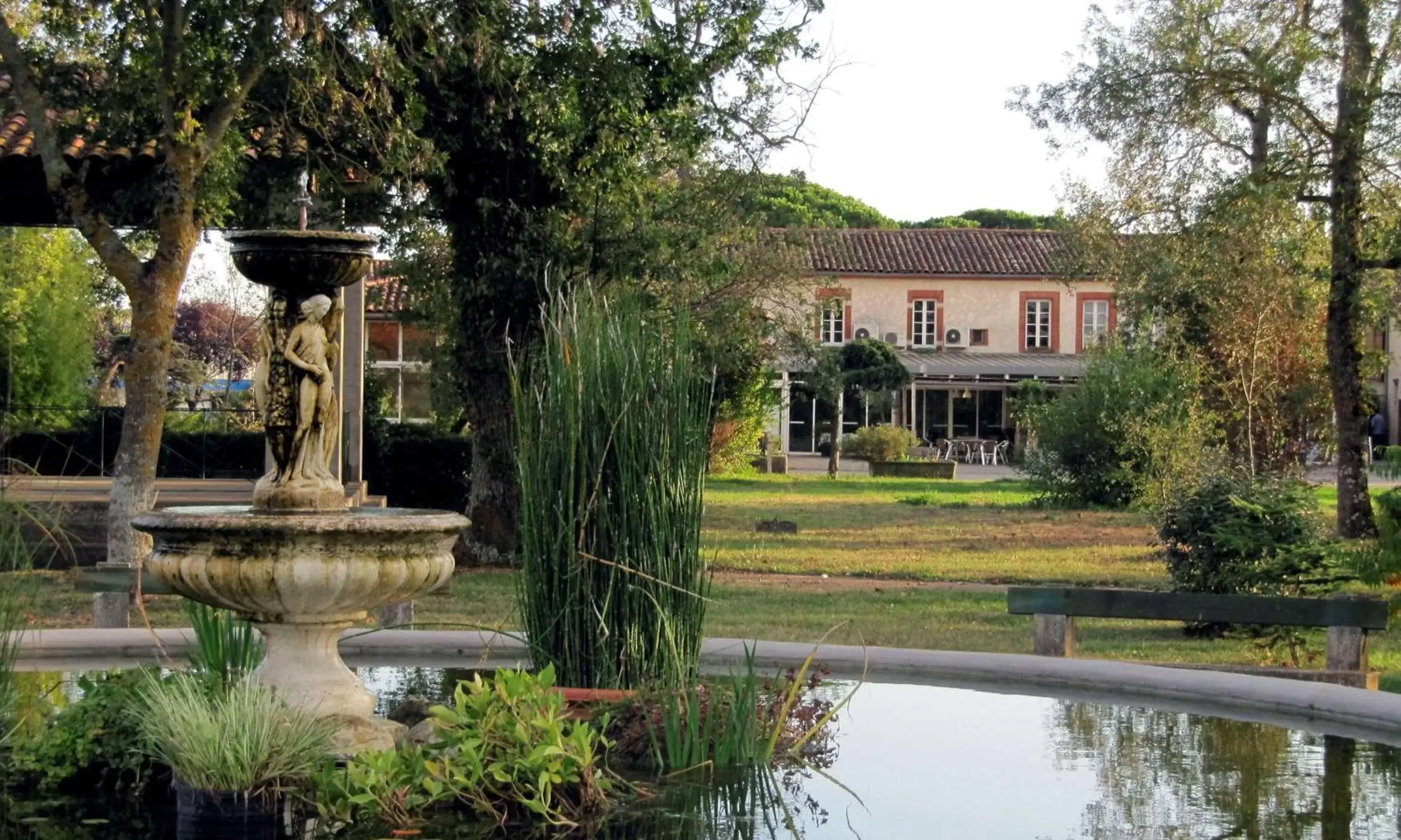 Property building in Best Western Plus Le Canard sur le Toit Property building in Best Western Plus Le Canard sur le Toit