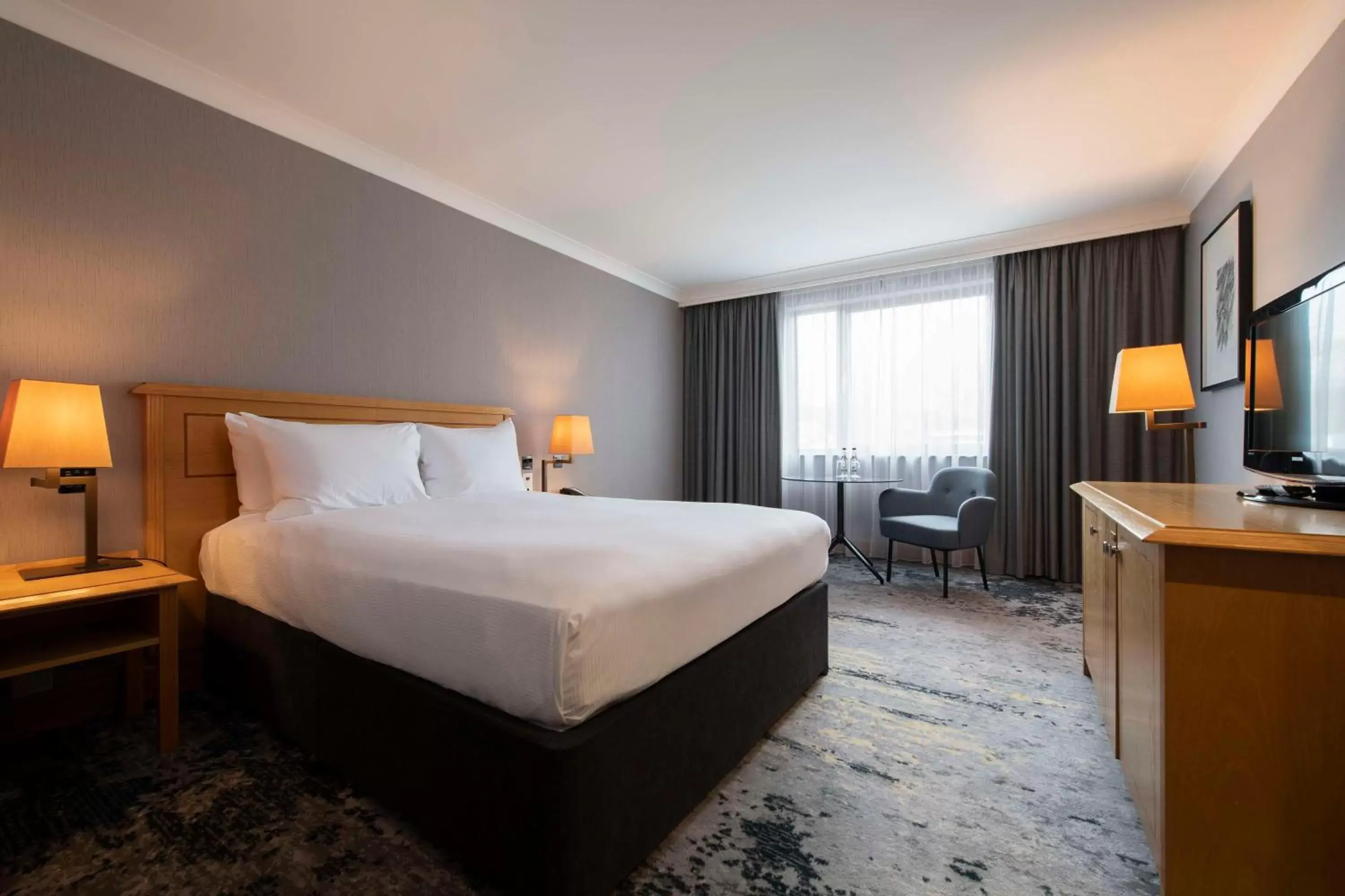 Bed in DoubleTree by Hilton Swindon Hotel
