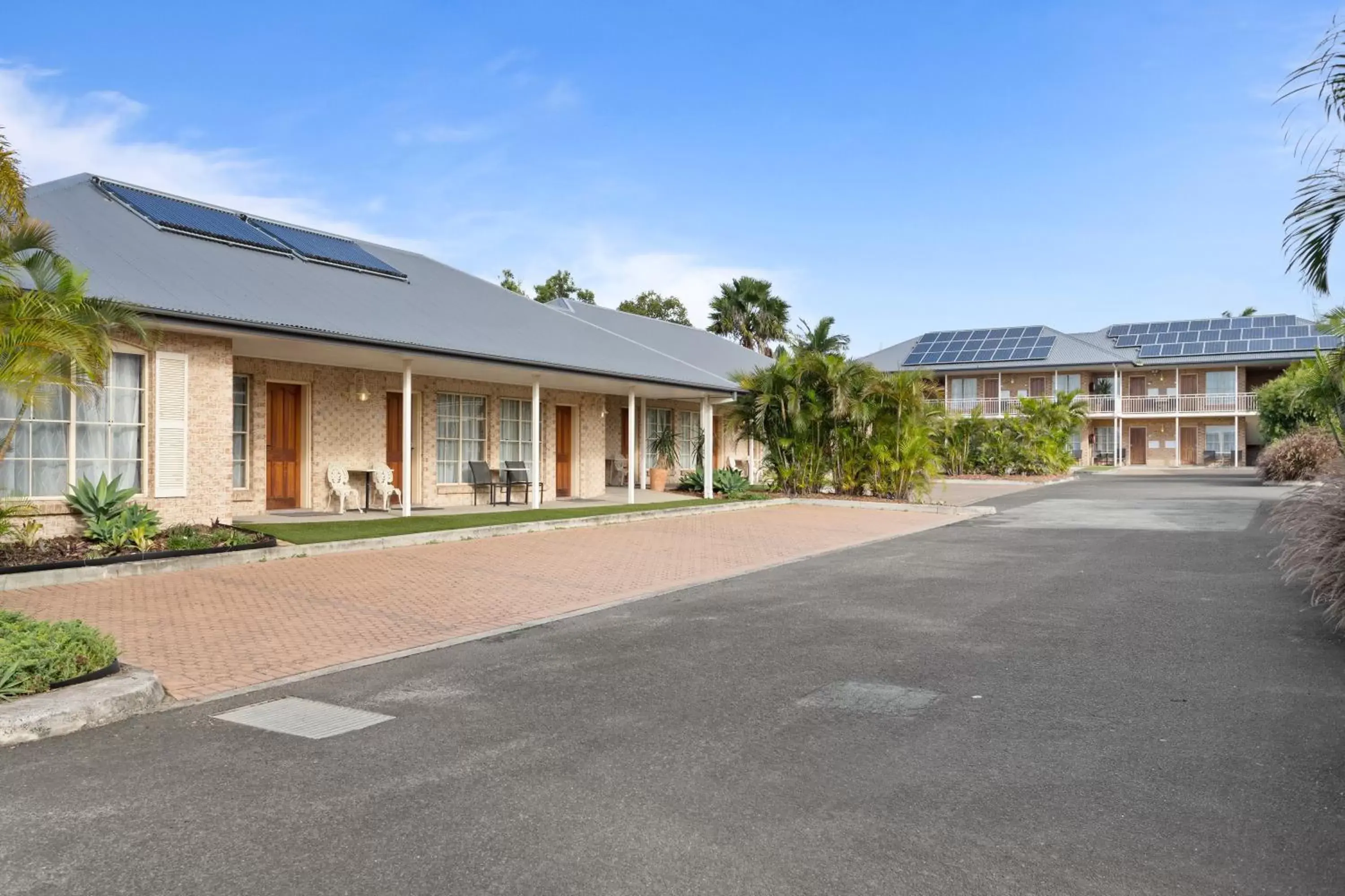 Property building in Coopers Colonial Motel Property building in Coopers Colonial Motel