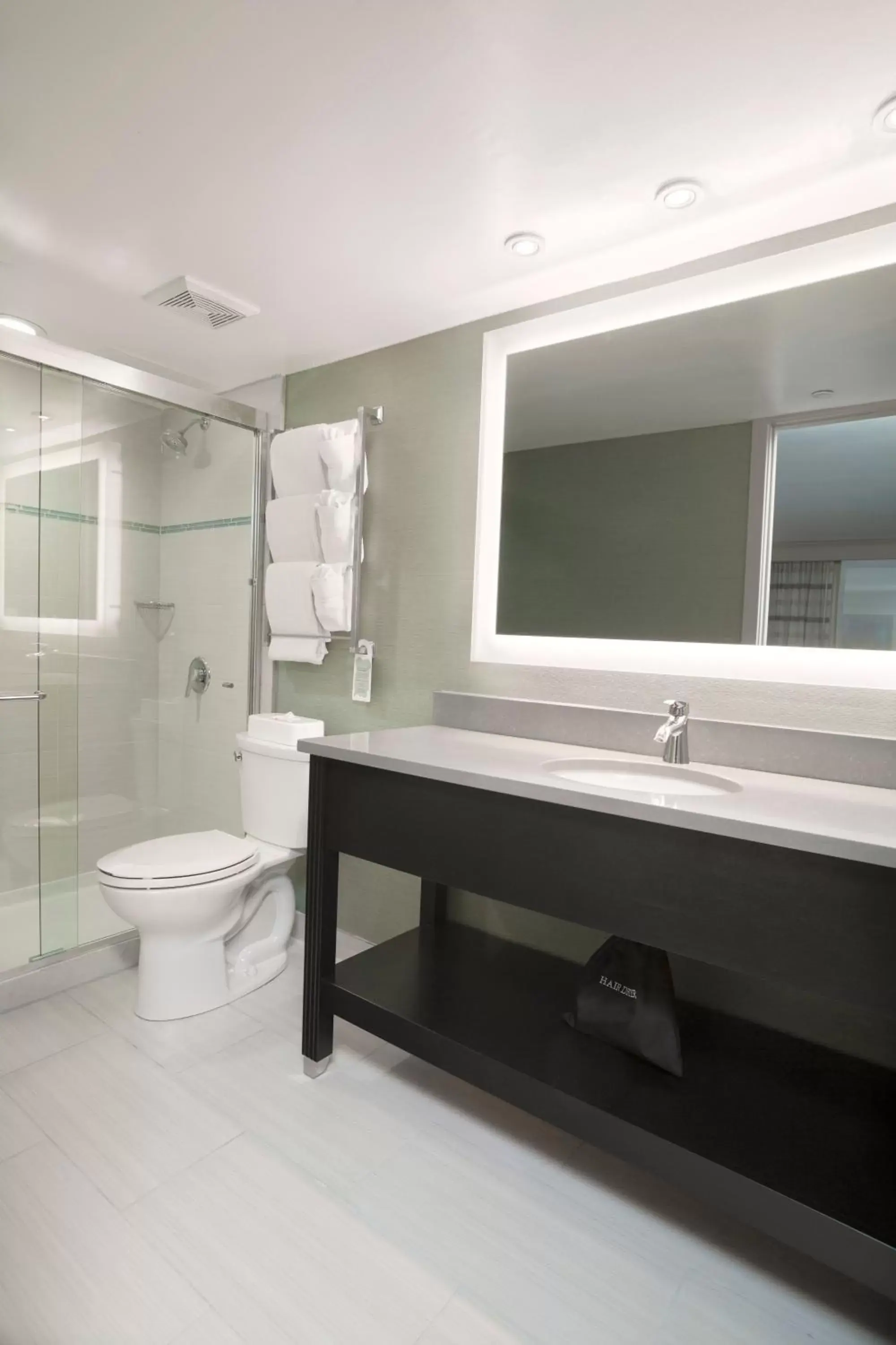 Photo of the whole room, Bathroom in Holiday Inn Columbus Dwtn-Capitol Square, an IHG Hotel