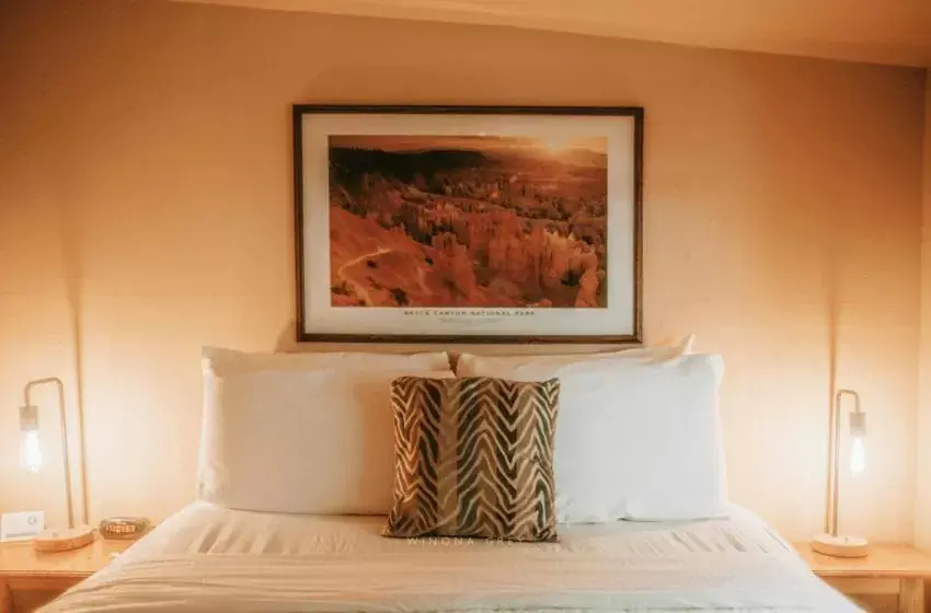 Bed in The Don Hoel Resort & Venue