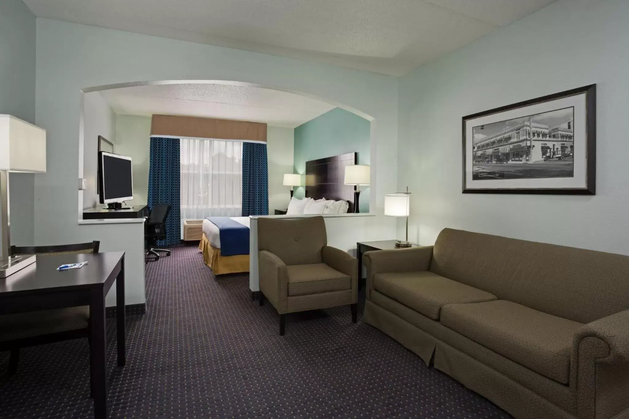 Photo of the whole room, Seating Area in Holiday Inn Express & Suites Plant City, an IHG Hotel