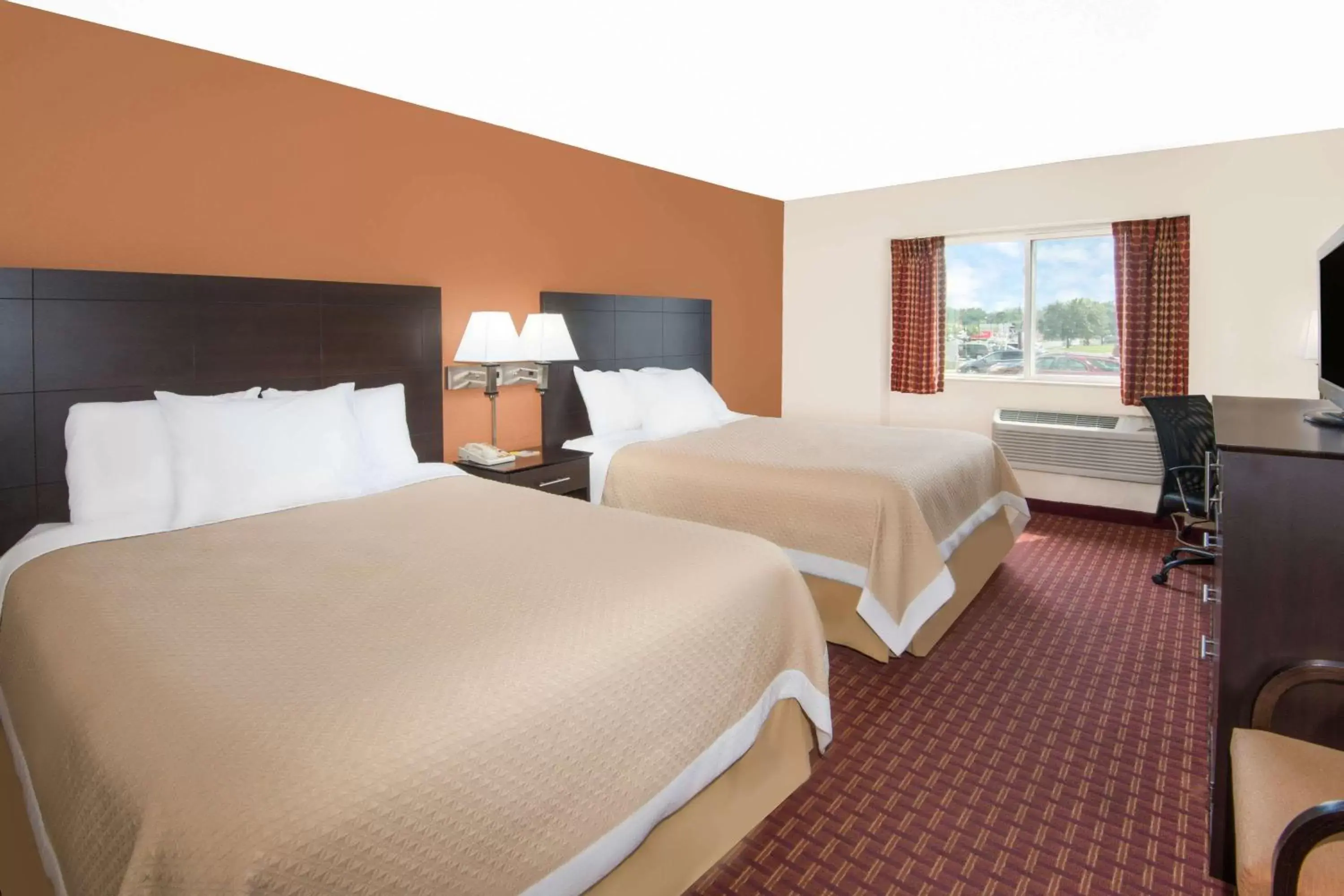Photo of the whole room, Bed in Days Inn by Wyndham Ames
