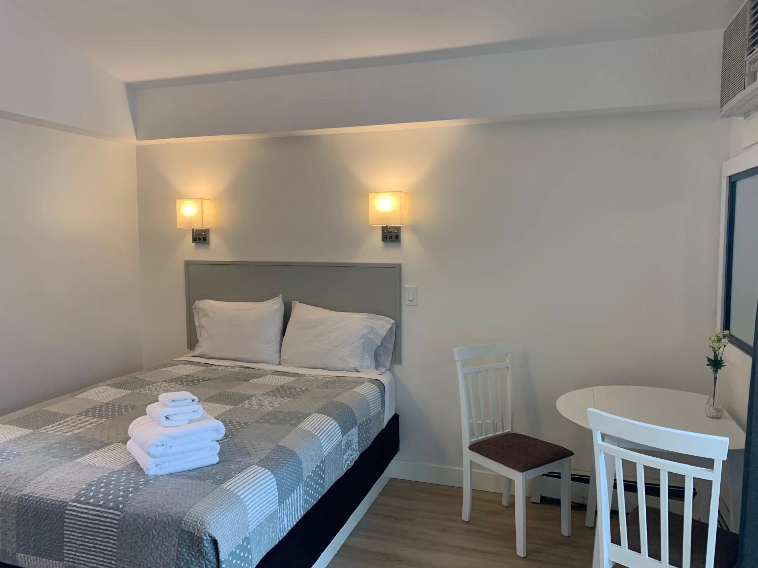 Bedroom, Bed in Destination Inn Cache Creek