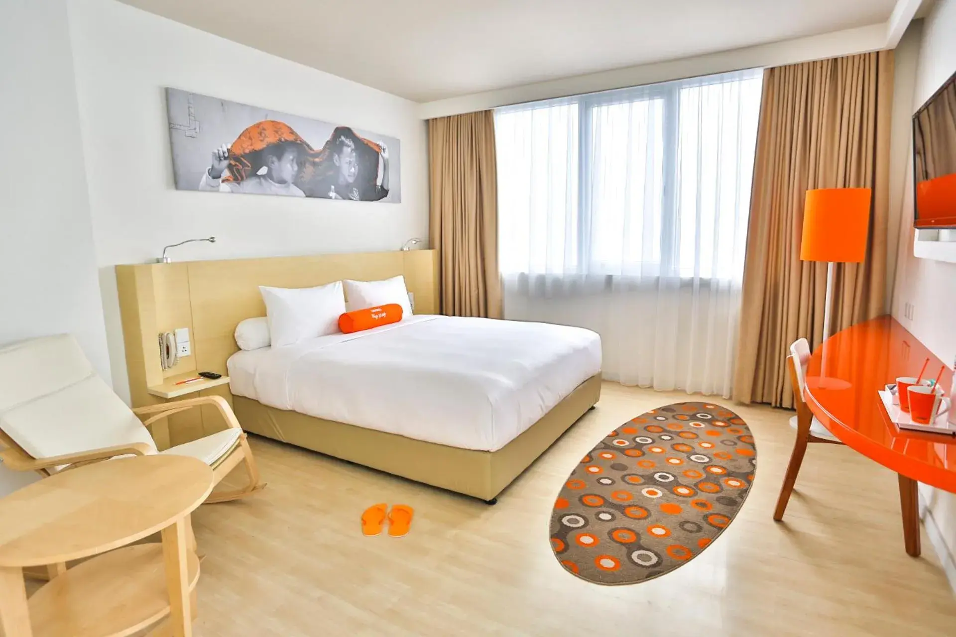 Shower, Bed in HARRIS Hotel Pontianak Shower, Bed in HARRIS Hotel Pontianak