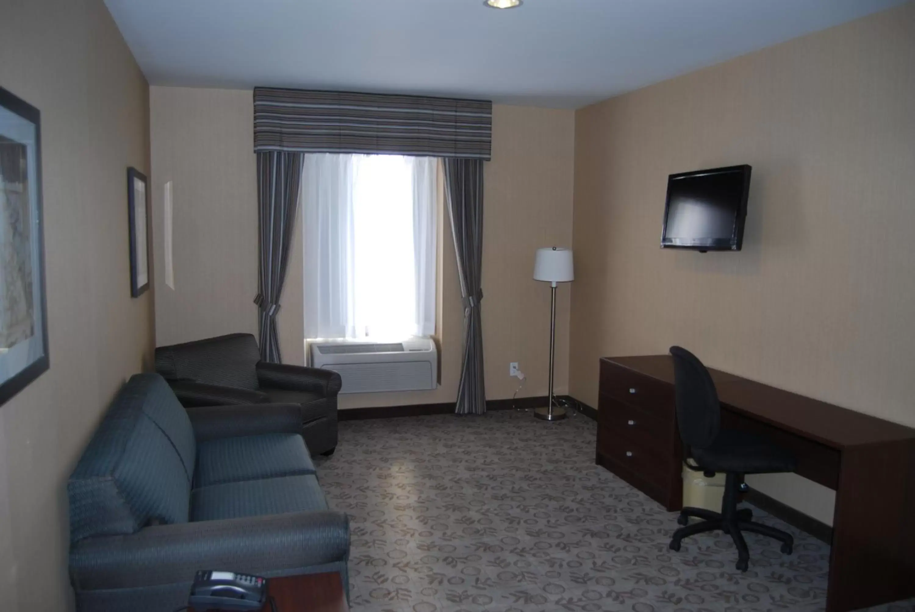 TV and multimedia, Seating Area in Days Inn by Wyndham Brampton