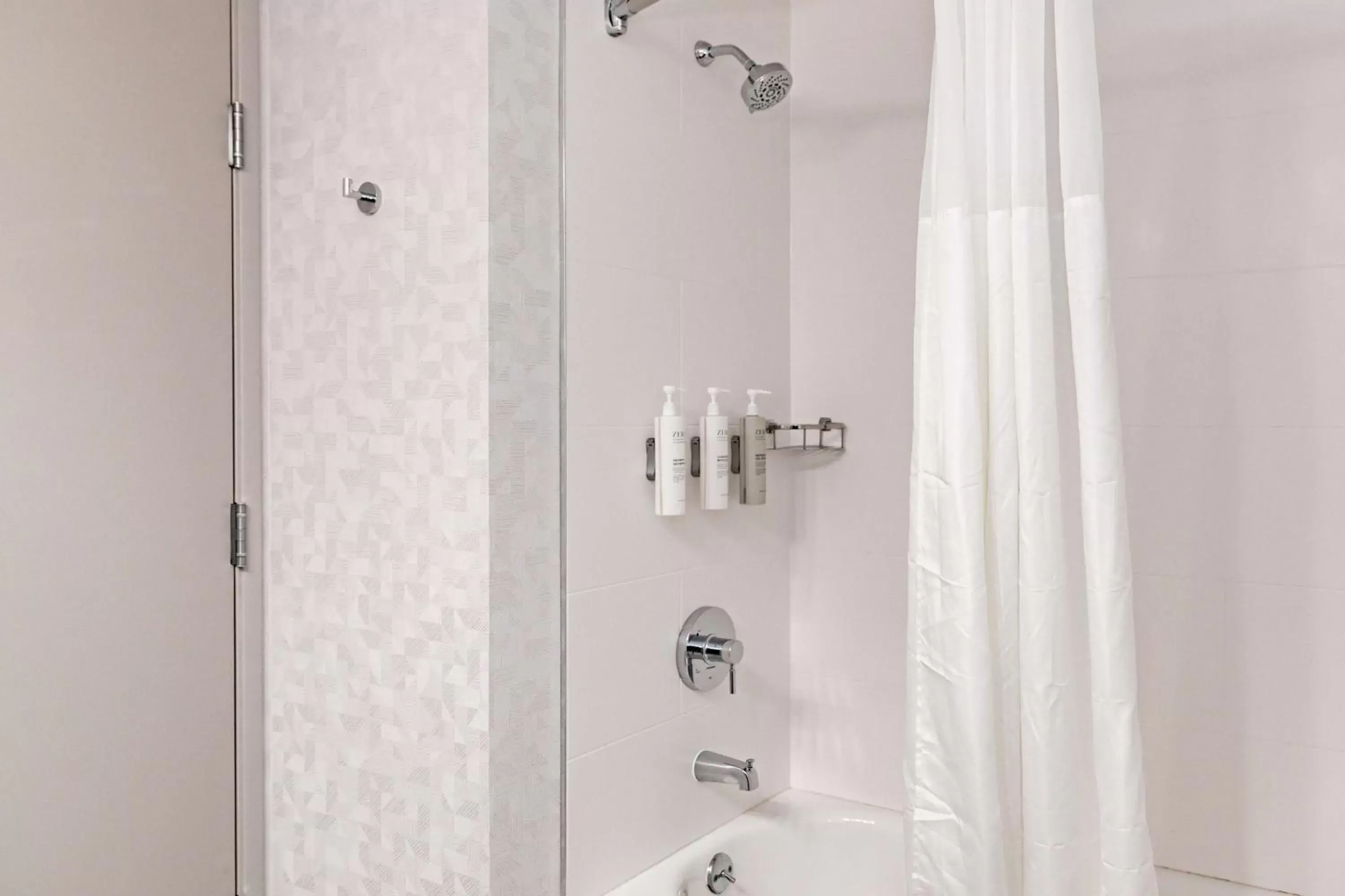 Bathroom in Hampton Inn & Suites By Hilton- Newark Airport Elizabeth