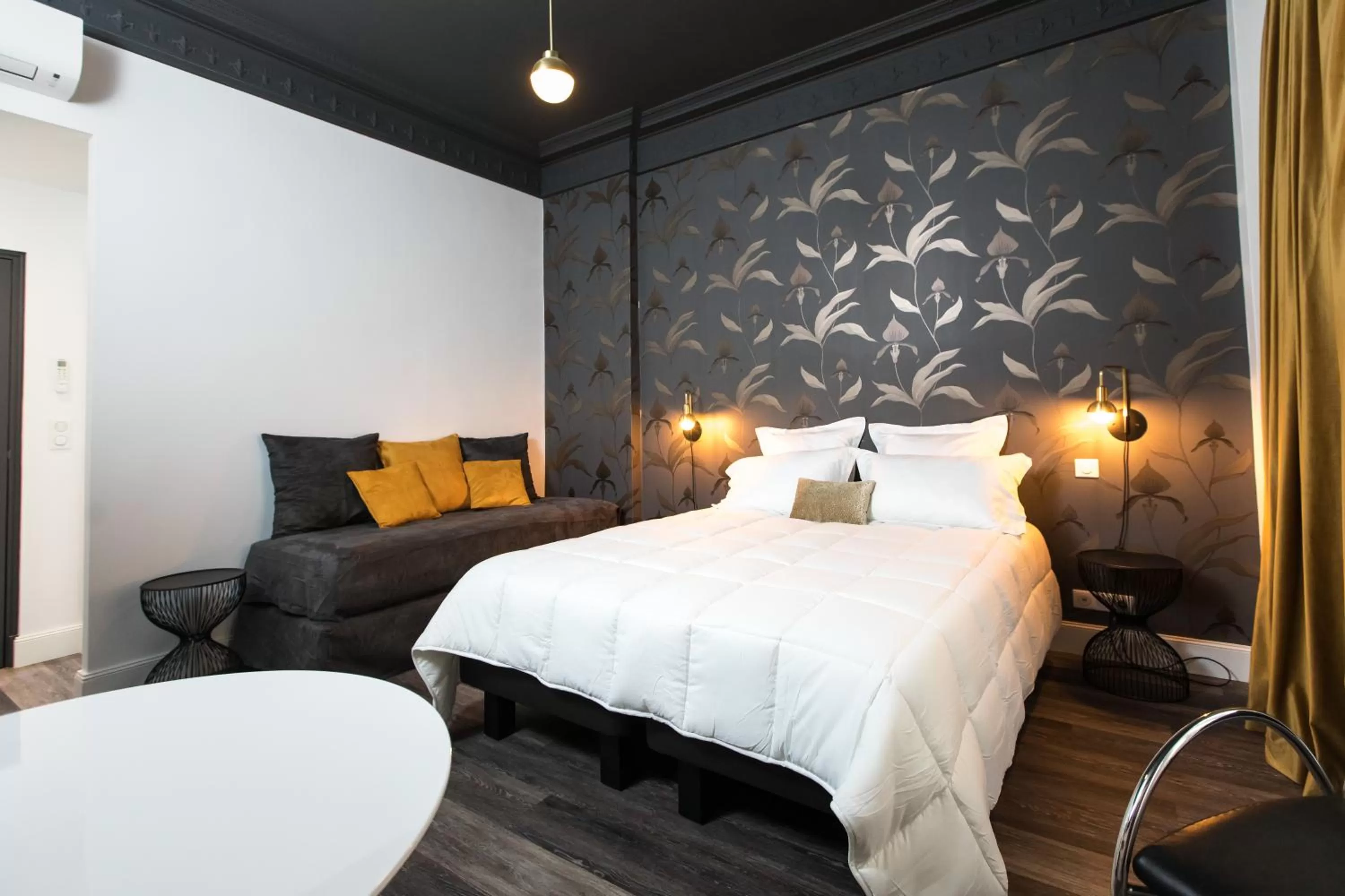 Photo of the whole room, Bed in Arome Hôtel