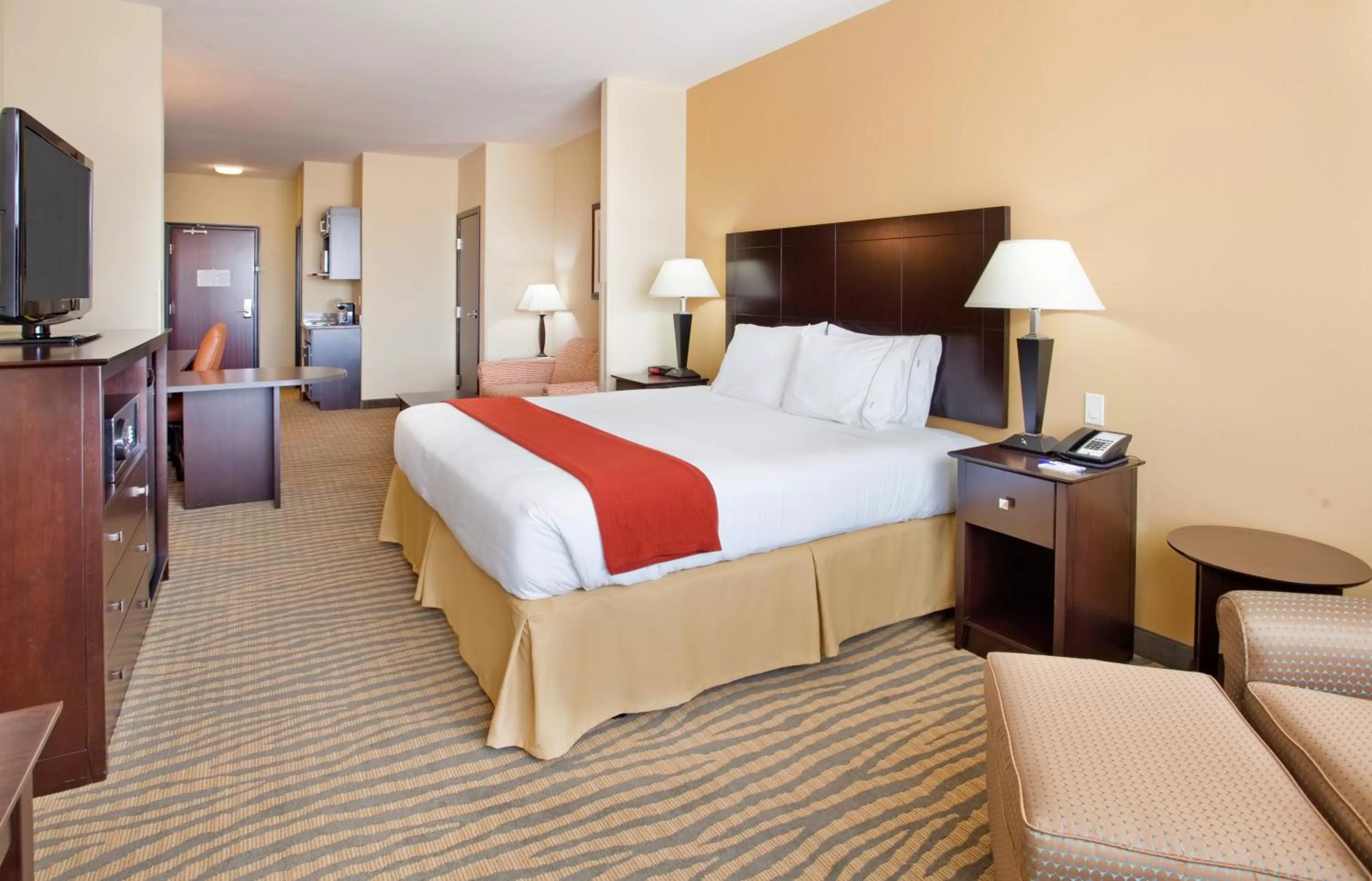 Photo of the whole room, Bed in Holiday Inn Express & Suites Gallup East by IHG