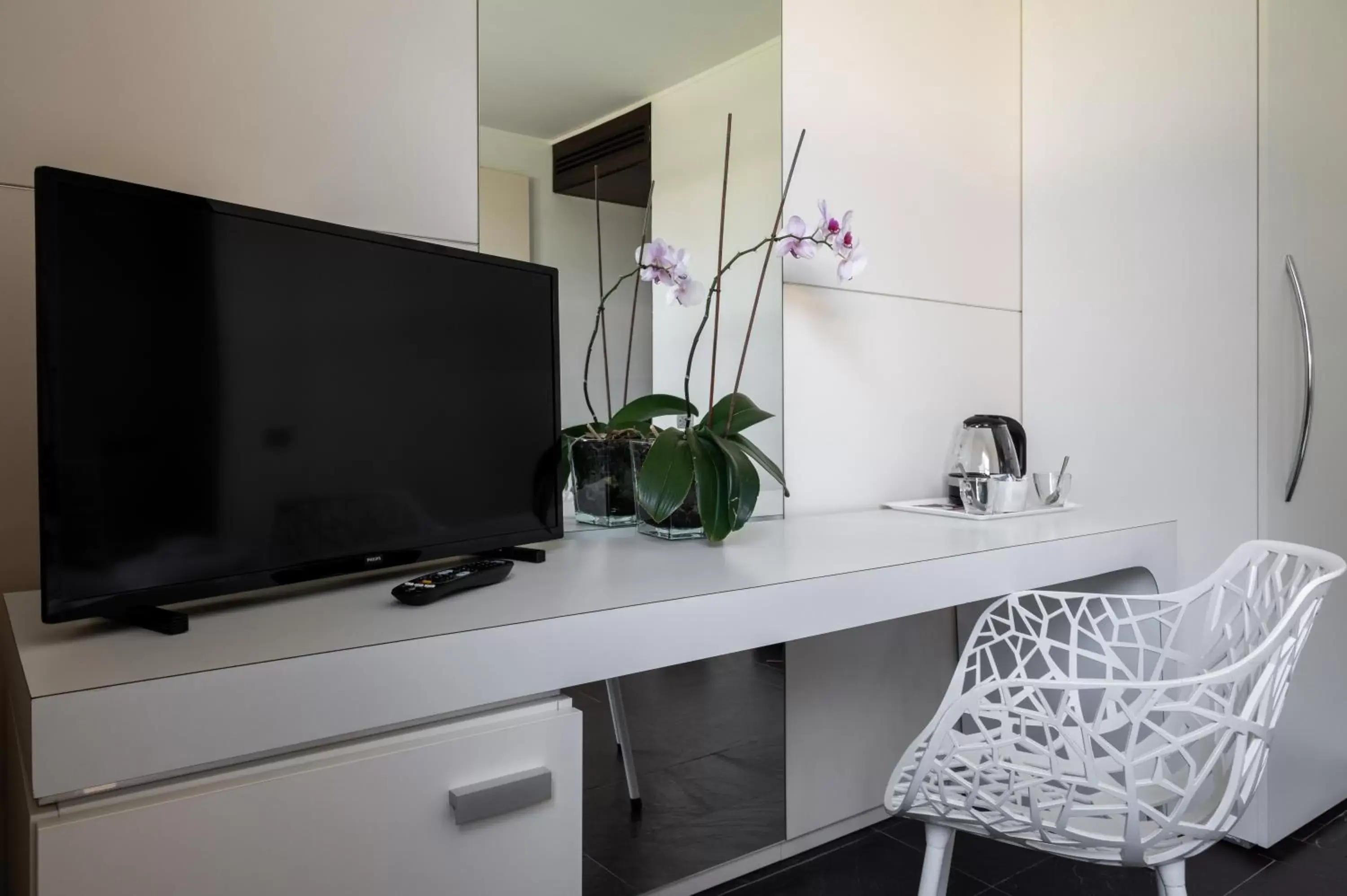 TV and multimedia, TV/Entertainment Center in Hotel City Parma