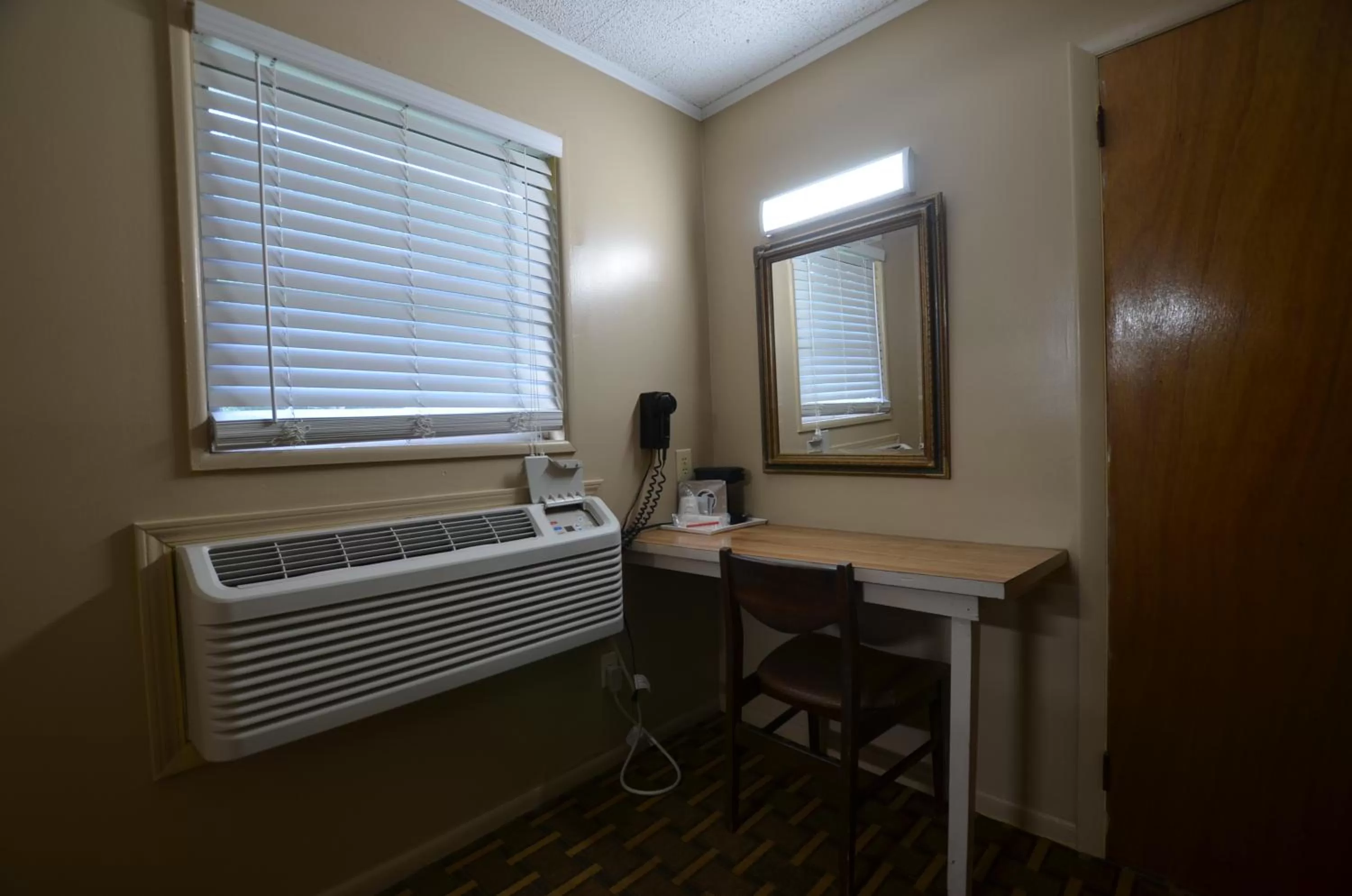 air conditioner in Travelowes Motel - Maggie Valley