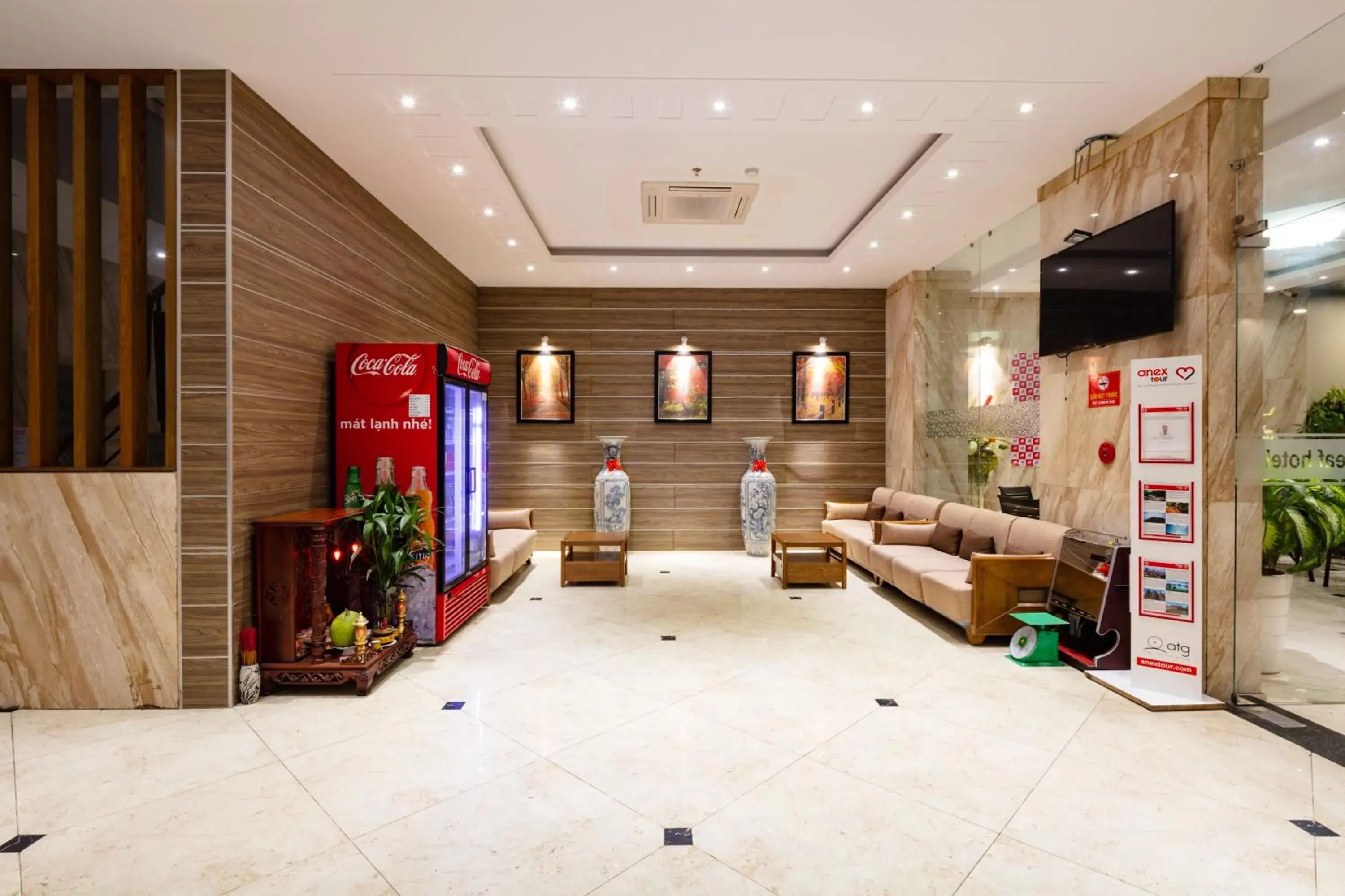 Communal lounge/ TV room, Lobby/Reception in Maple Leaf Hotel & Apartment