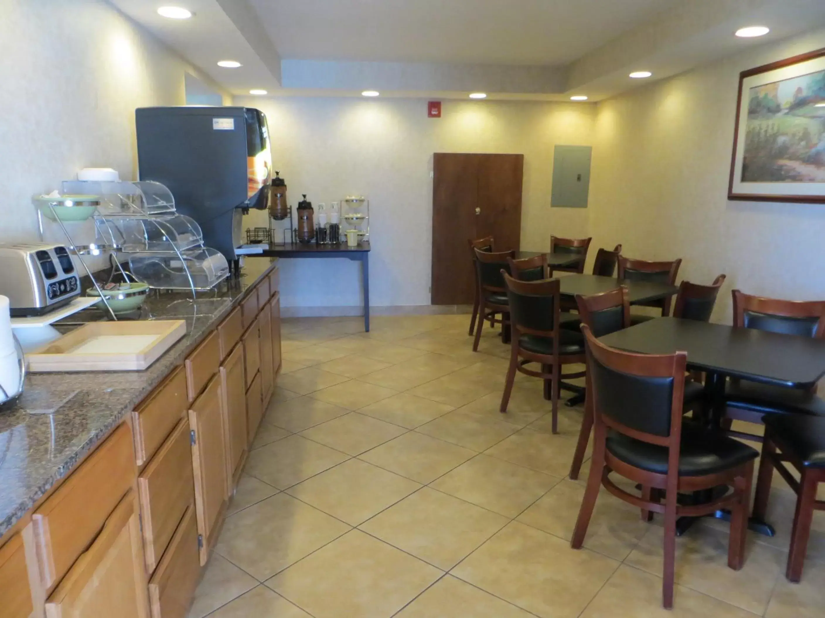 Breakfast, Restaurant/Places to Eat in Days Inn by Wyndham Cave City