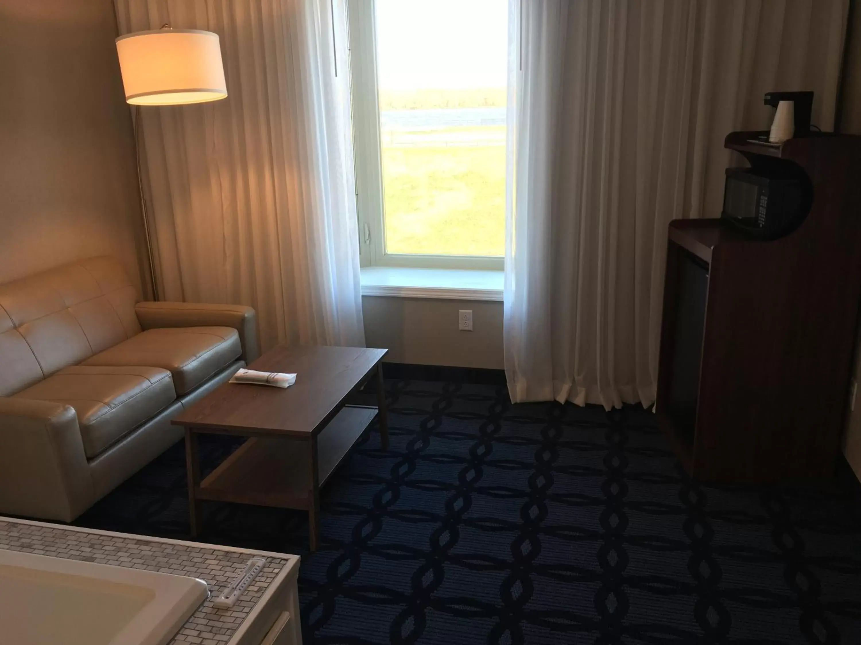 Hot Tub, Bed in Riverside inn hannibal Hot Tub, Bed in Riverside inn hannibal