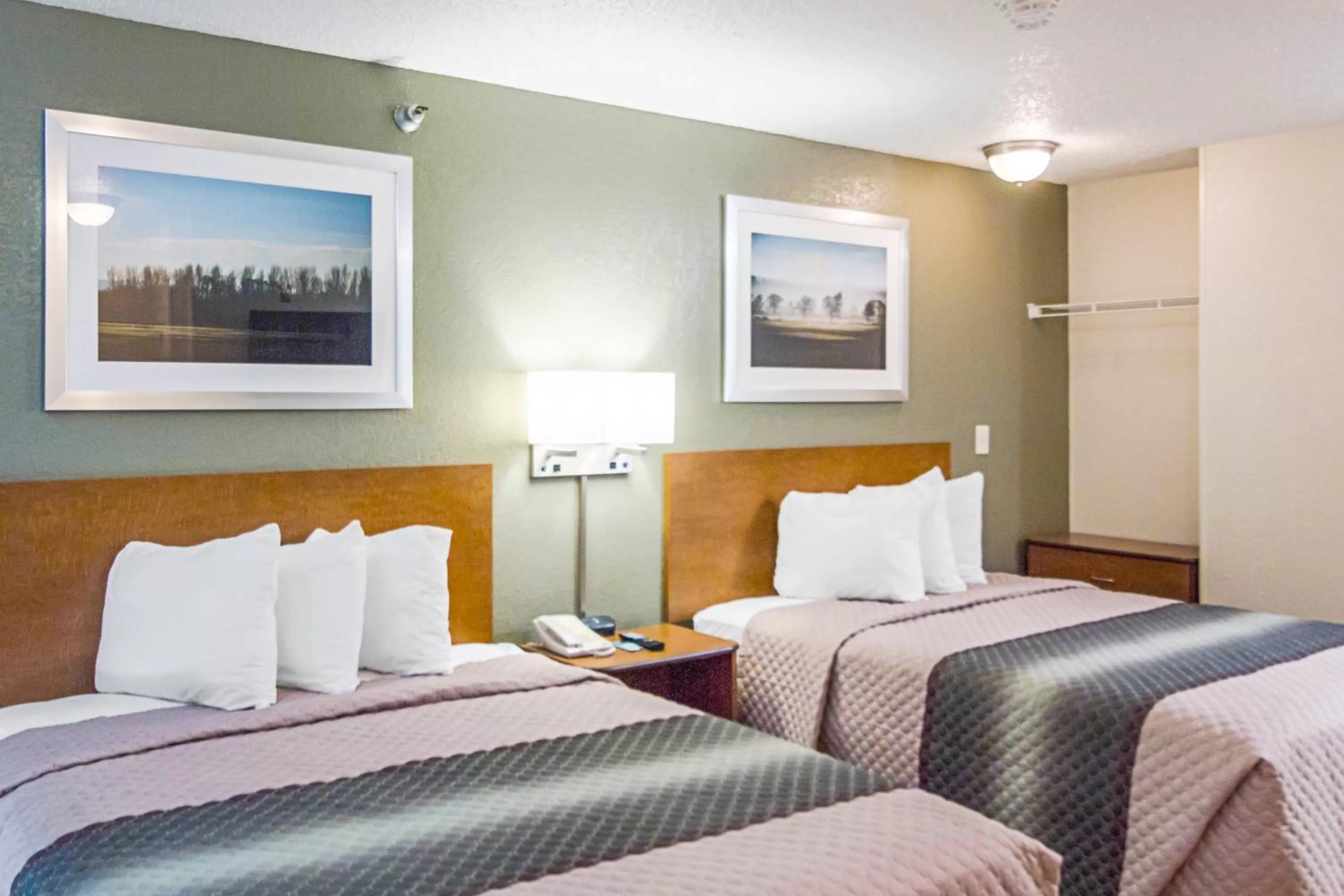 Photo of the whole room, Bed in HomeTowne Studios by Red Roof Houston - West Oaks - Energy Corridor