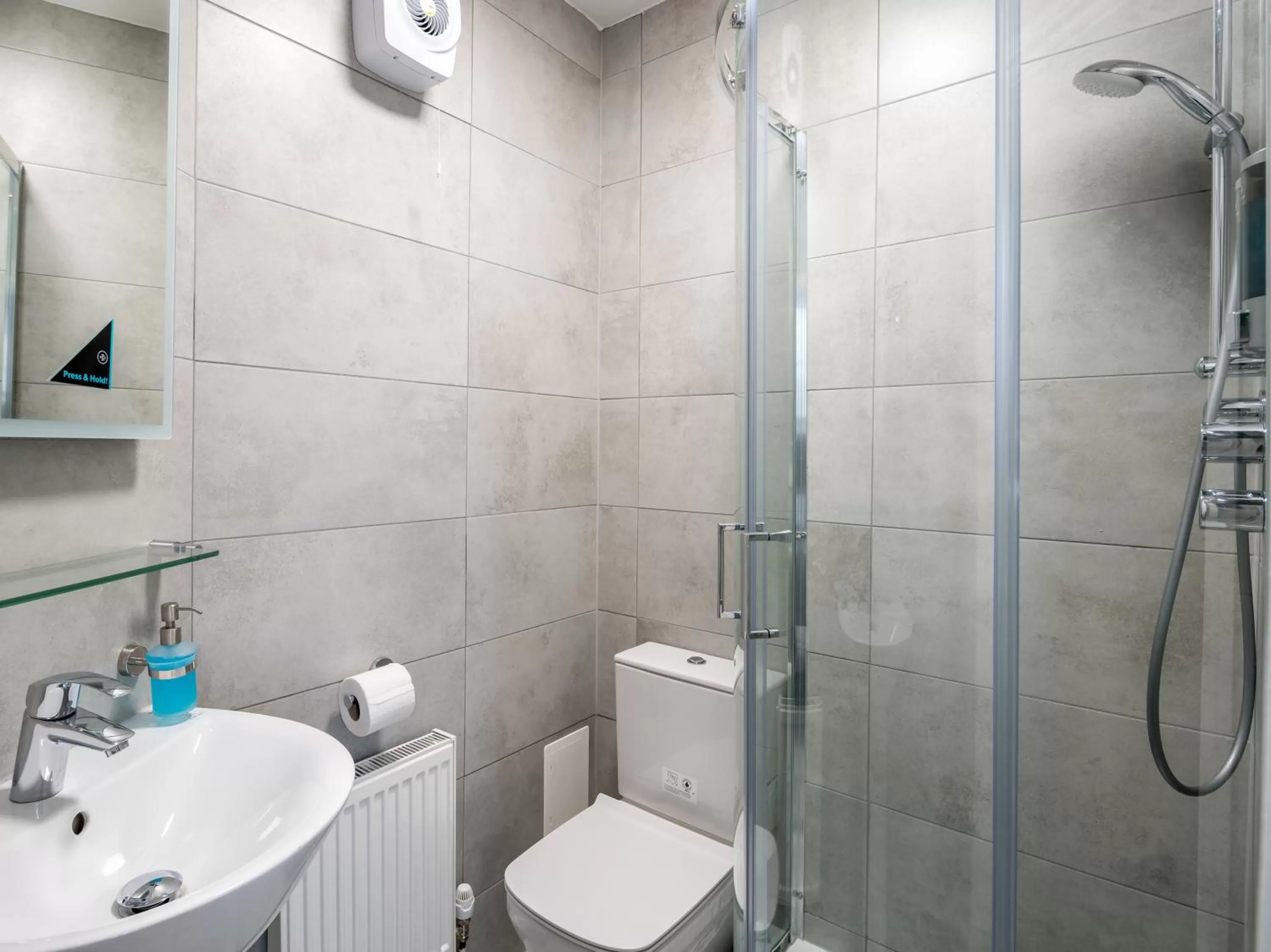 Shower in OYO Townhouse New England, London Victoria