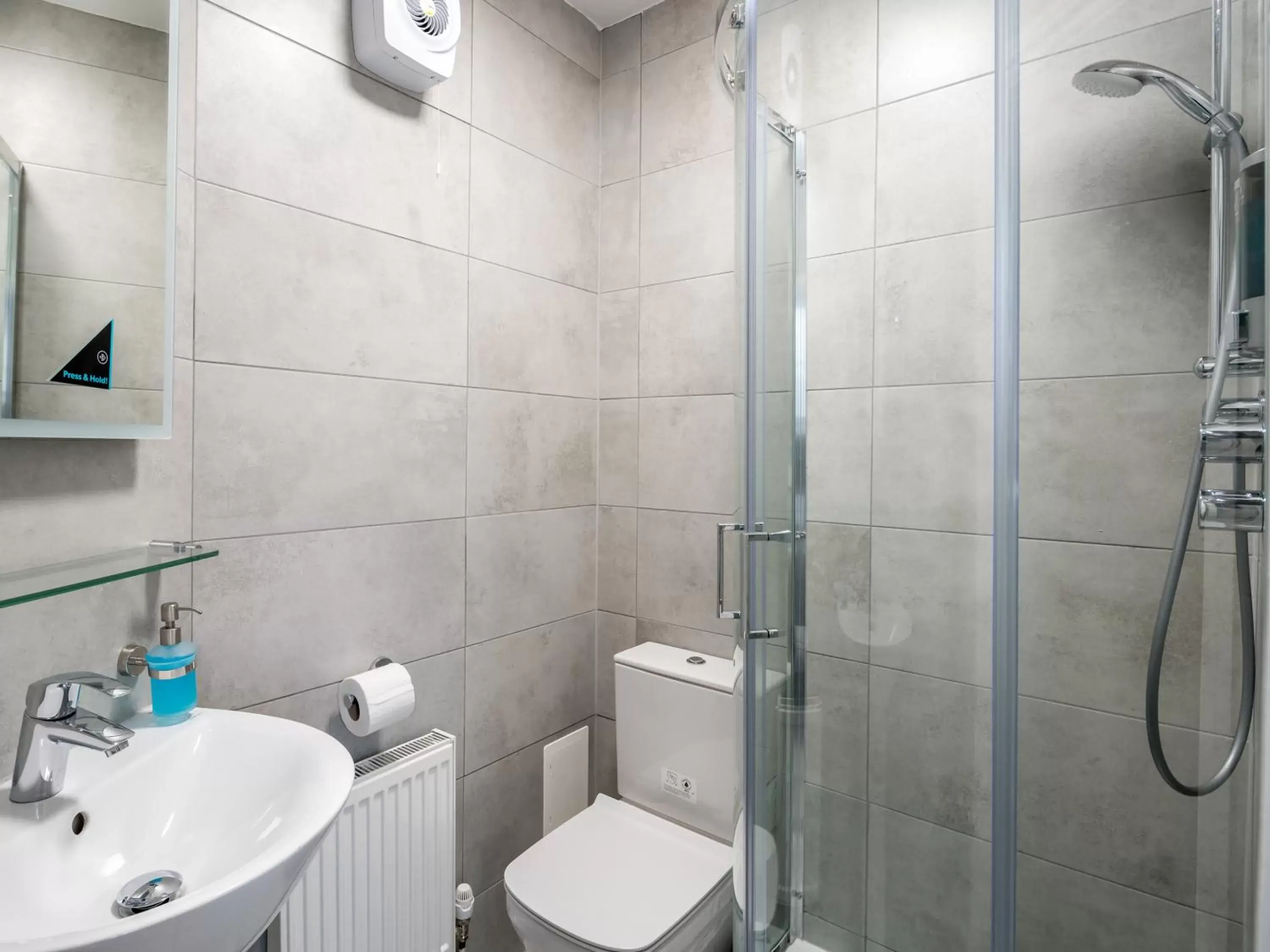 Shower, Bathroom in OYO Townhouse New England, London Victoria
