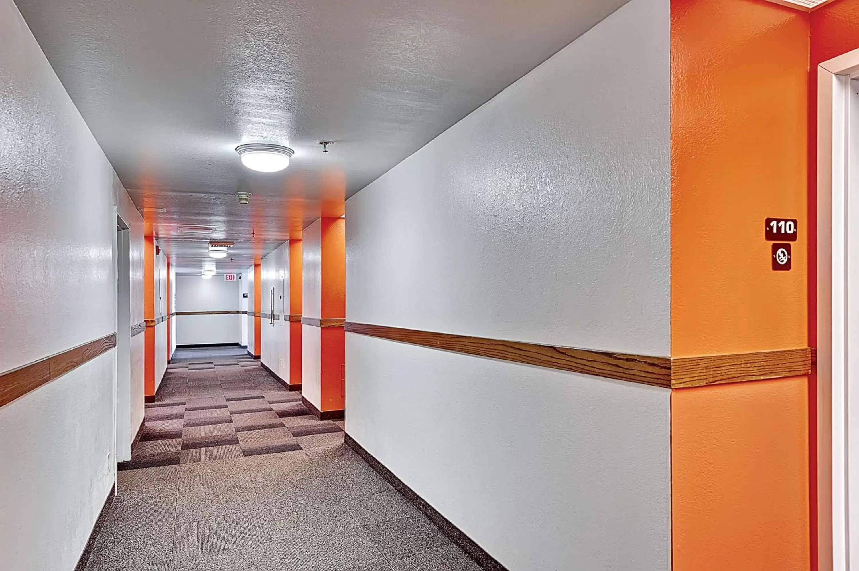 Lobby or reception in Motel 6-Glenview, IL - Chicago North