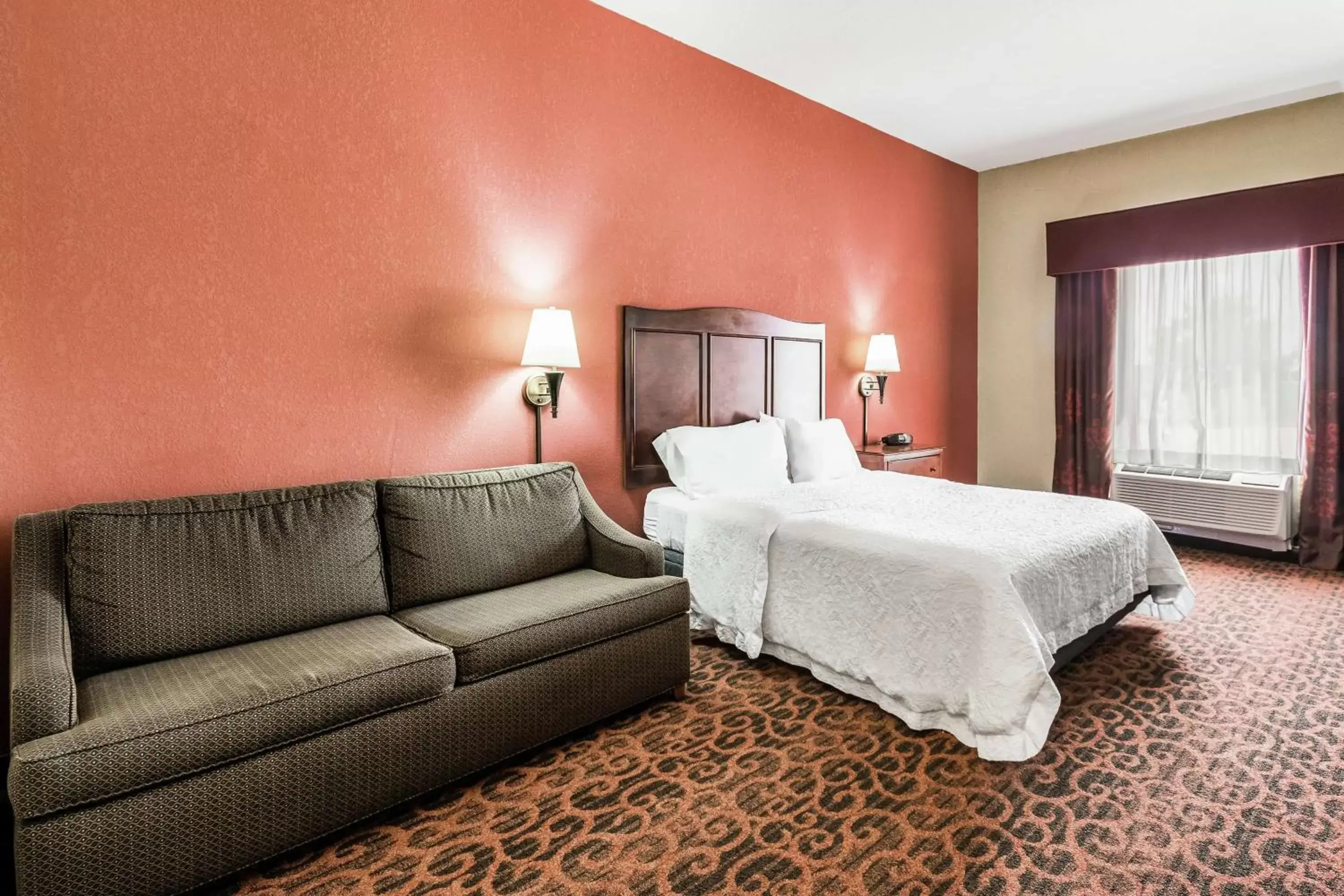 Living room, Bed in Hampton Inn Derby-Wichita Southeast