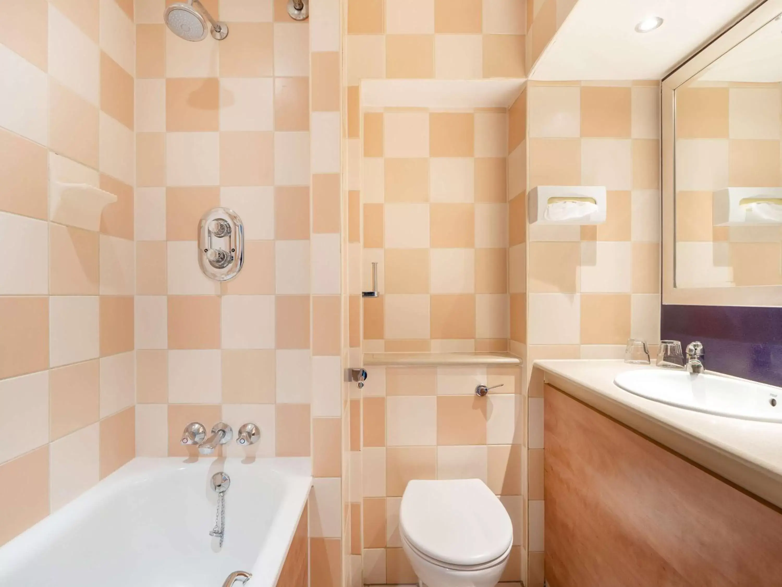 Bathroom in Mercure Maidstone Great Danes Hotel