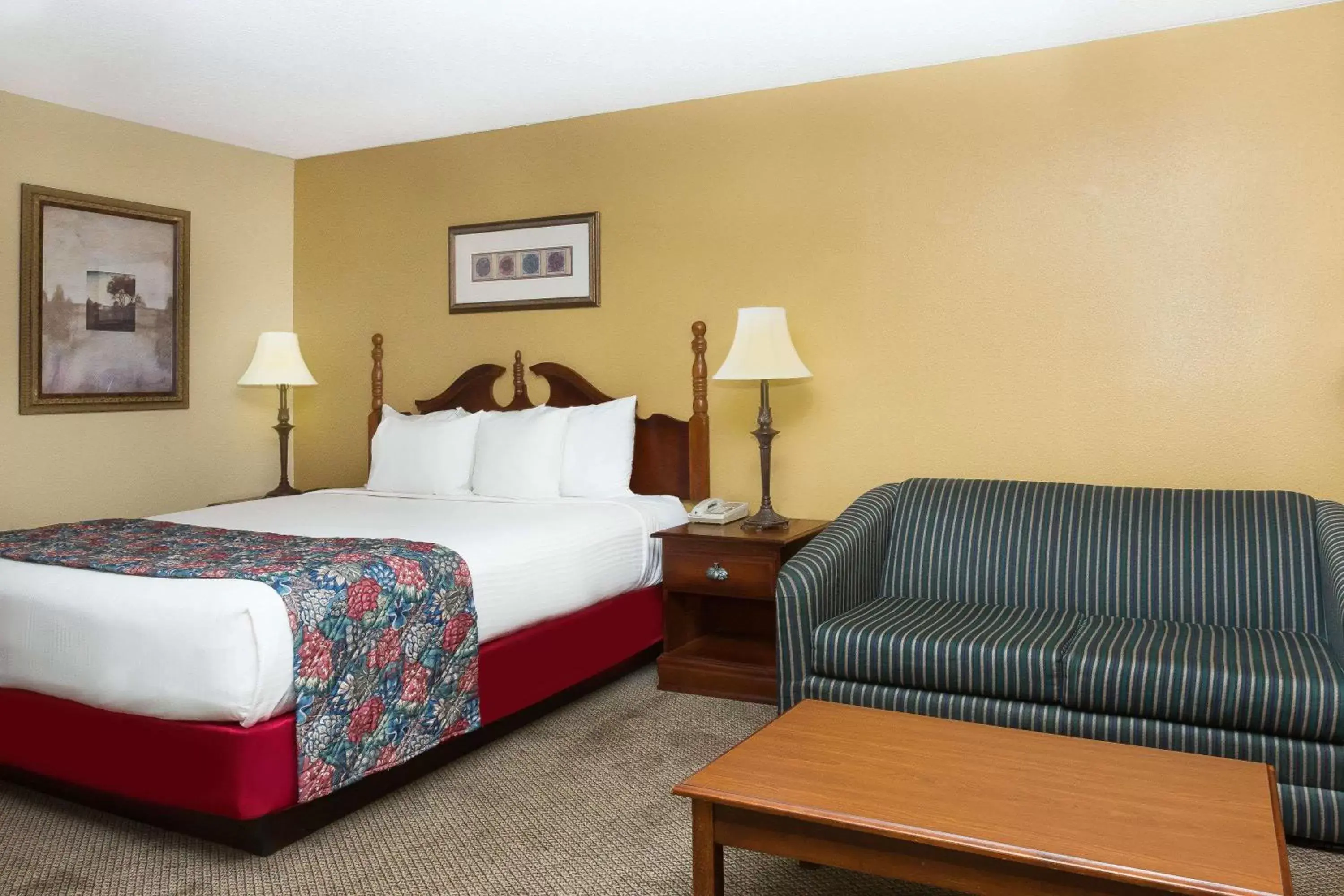 Photo of the whole room in Days Inn by Wyndham Hoover Birmingham Photo of the whole room in Days Inn by Wyndham Hoover Birmingham