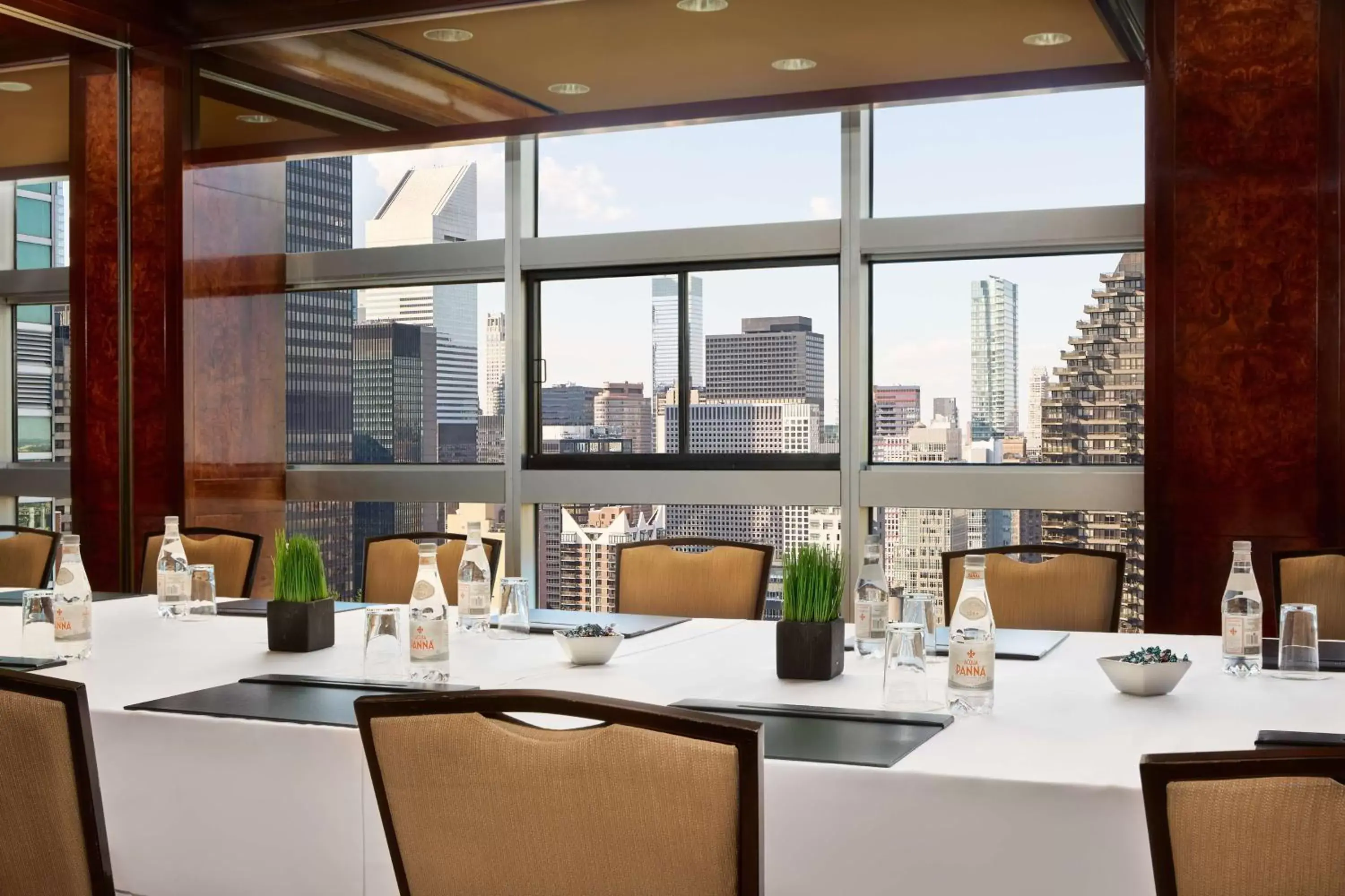 Meeting/conference room, Restaurant/Places to Eat in Millennium Hilton New York One UN Plaza