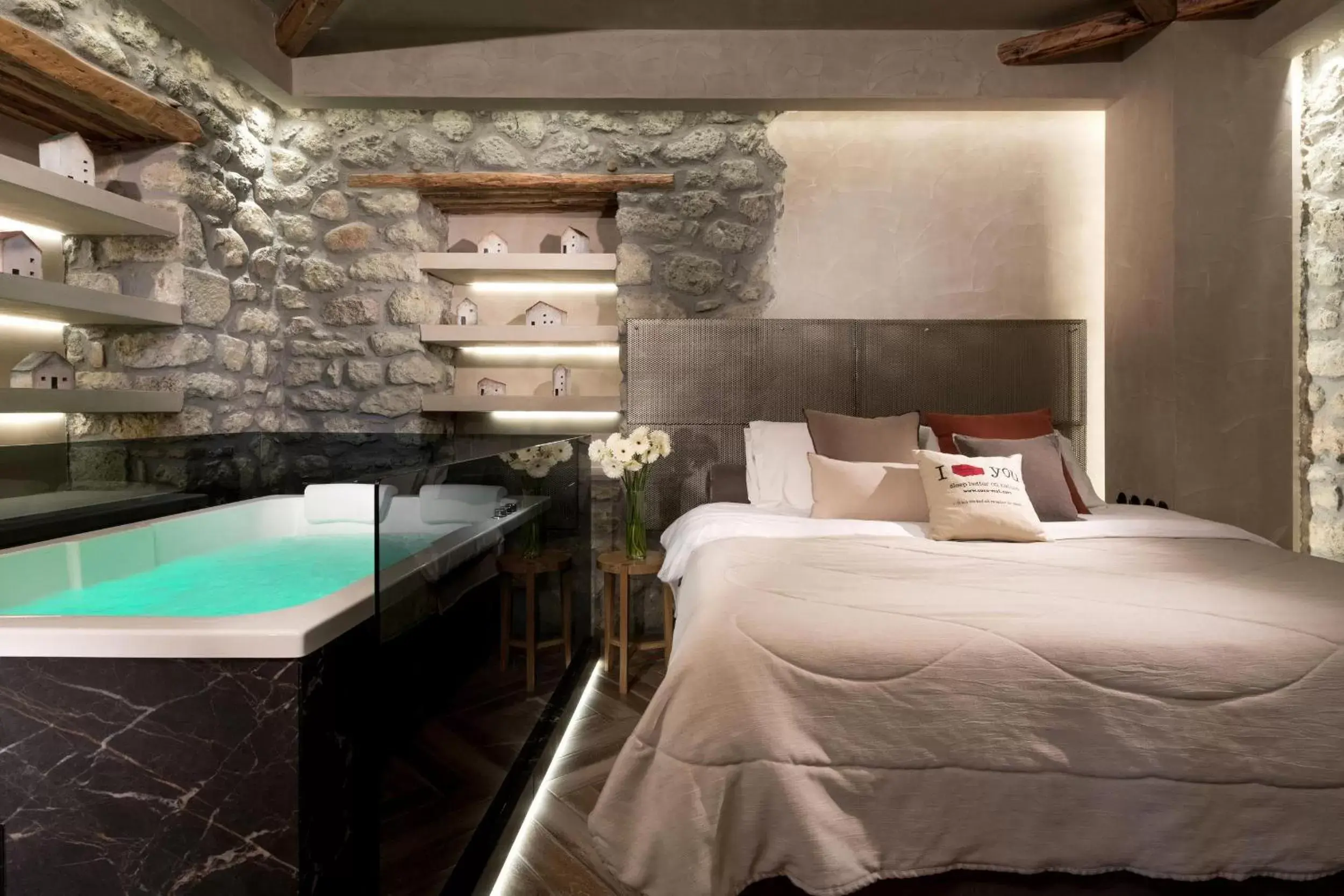 Hot Tub, Bed in Tsikeli Boutique Hotel Meteora - Adults Friendly