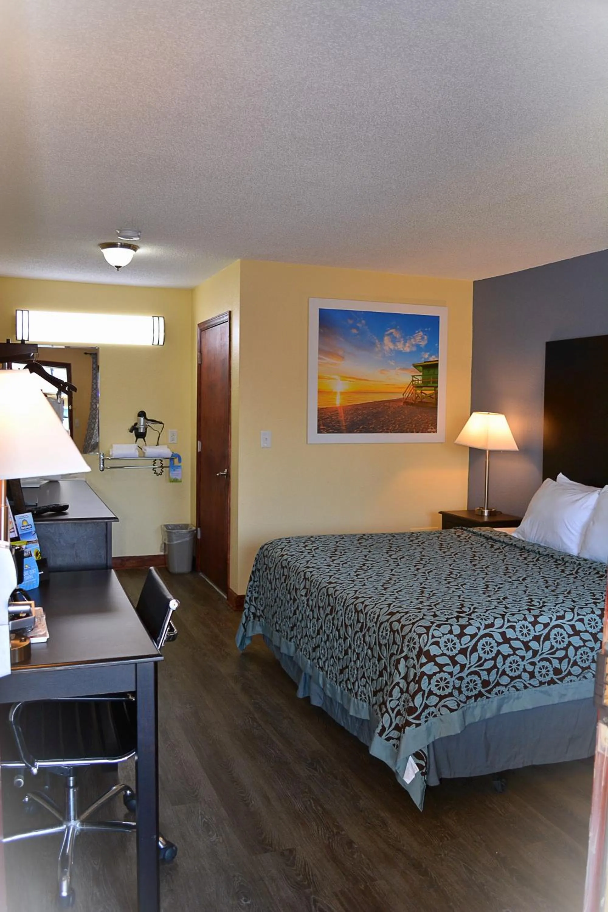 Bedroom, Bed in Days Inn by Wyndham Jacksonville NC