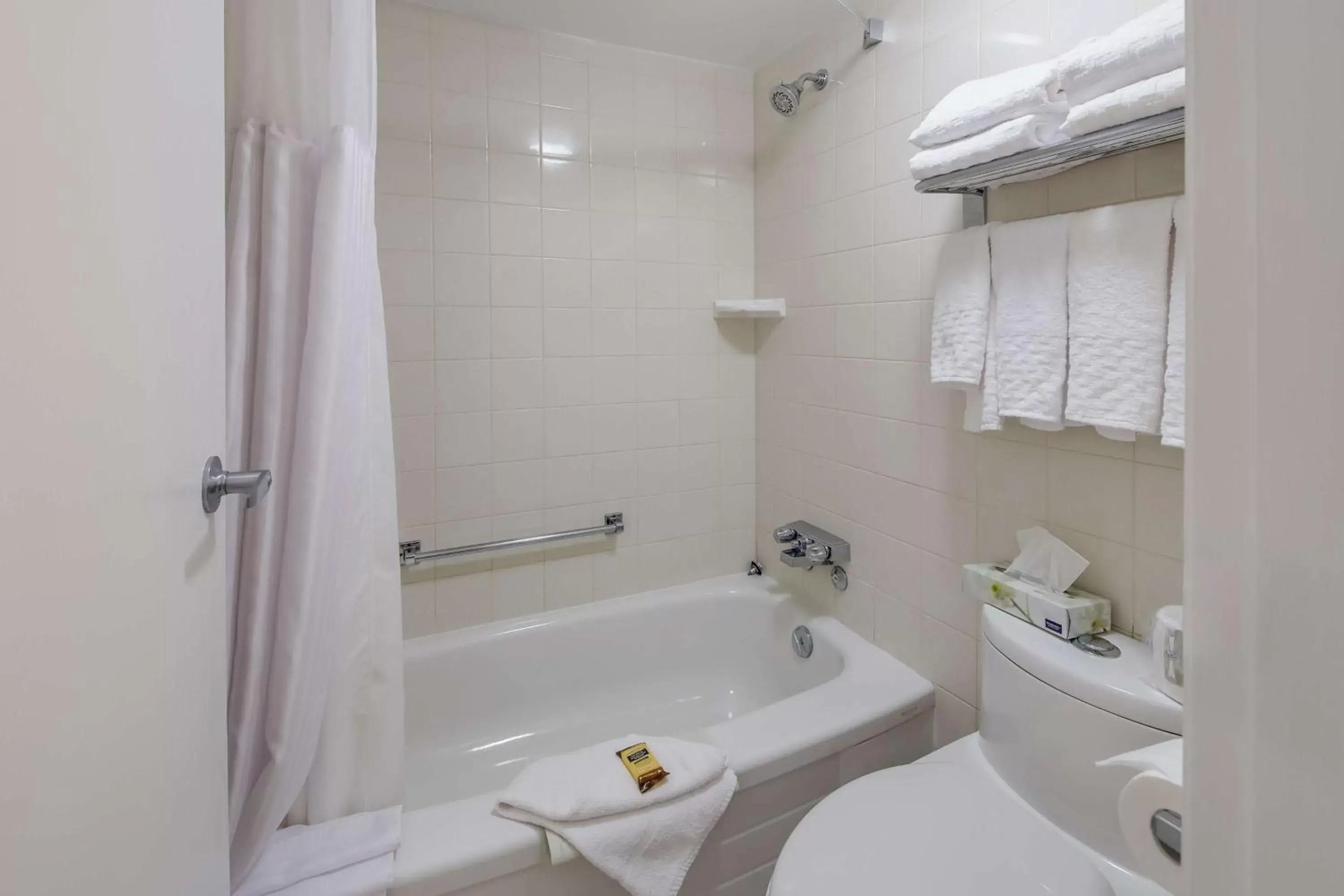 Bathroom in SureStay Hotel by Best Western Rossland Red Mountain