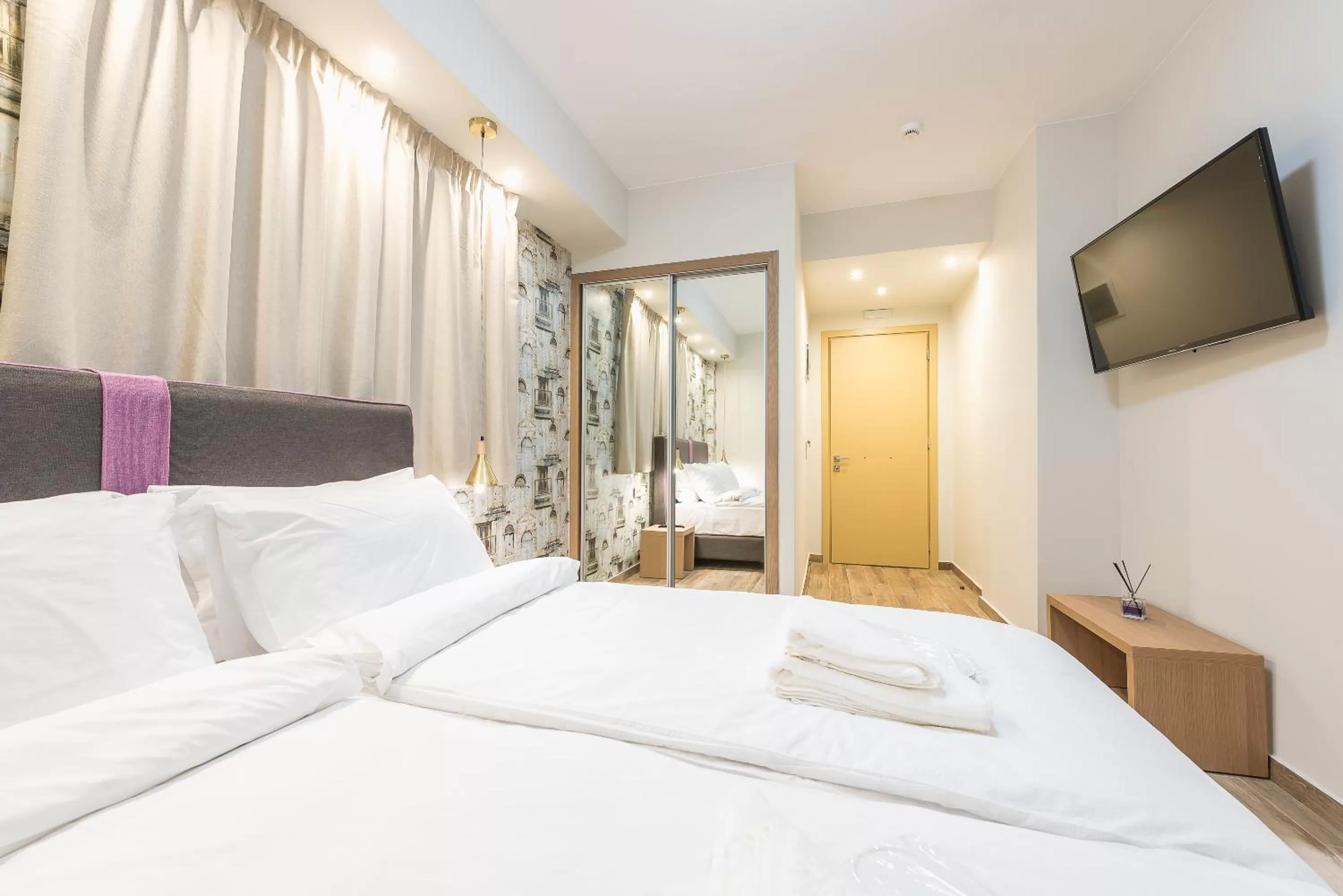 Photo of the whole room, Bed in Athens Lights