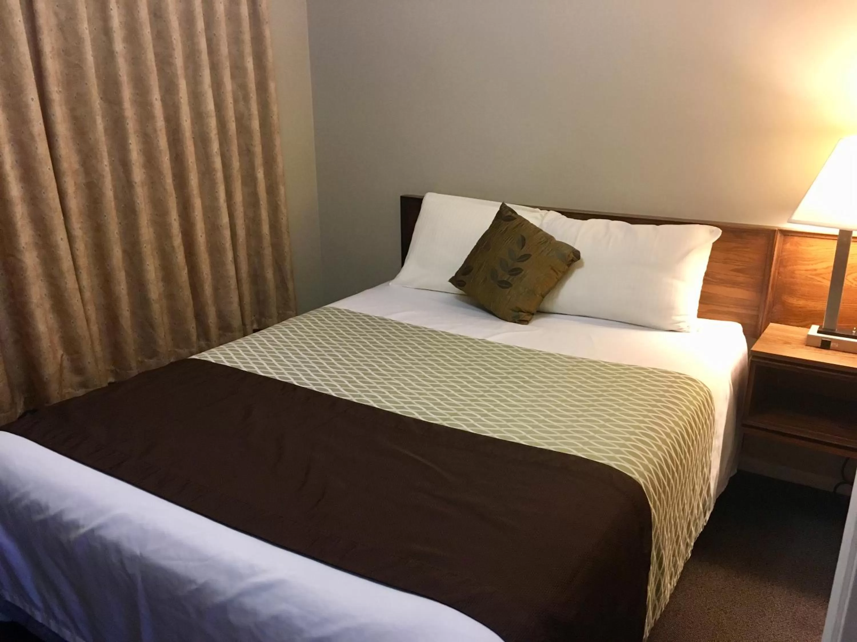 Bed in Fuller Lake Chemainus Motel