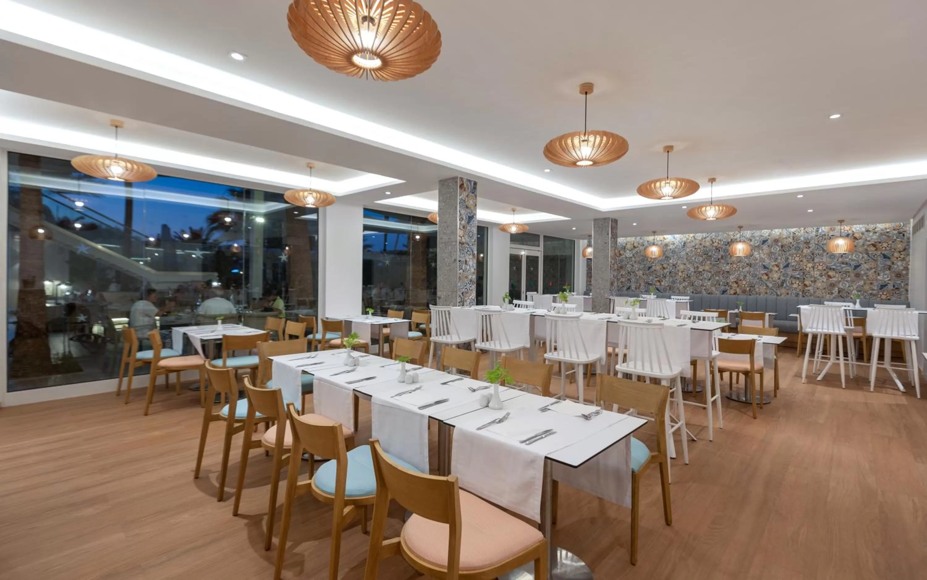 Restaurant/places to eat in Iberostar Waves Averroes