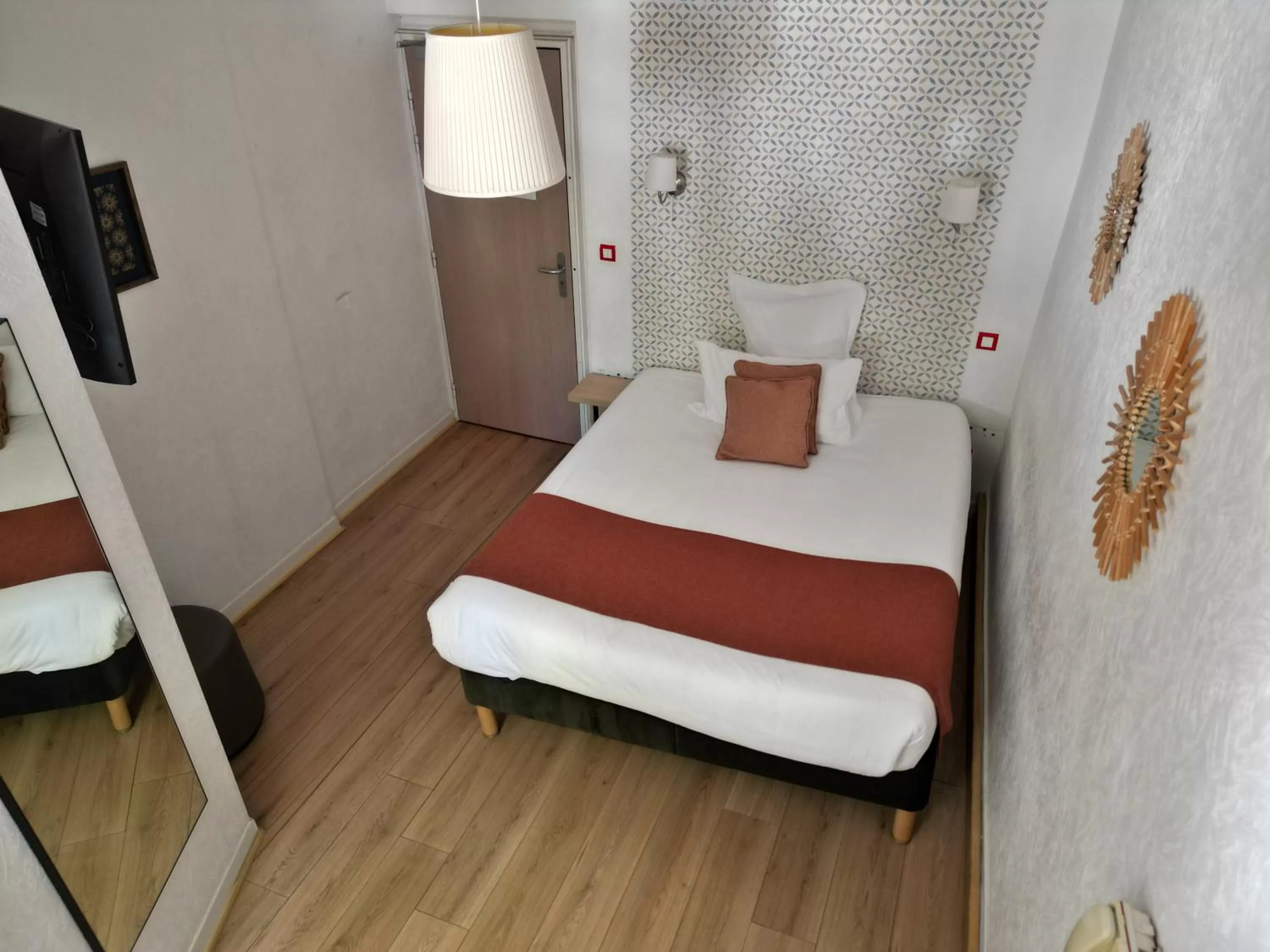 Photo of the whole room, Bed in Contact Hôtel les Platanes Villeneuve sur Lot Centre