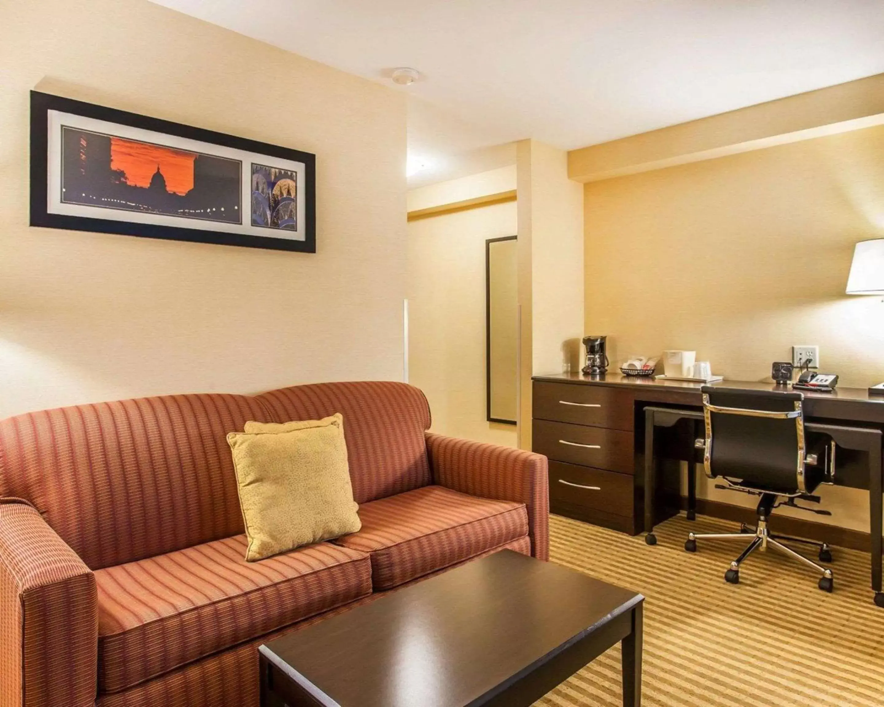 Photo of the whole room, Seating Area in Comfort Suites Wenatchee Gateway