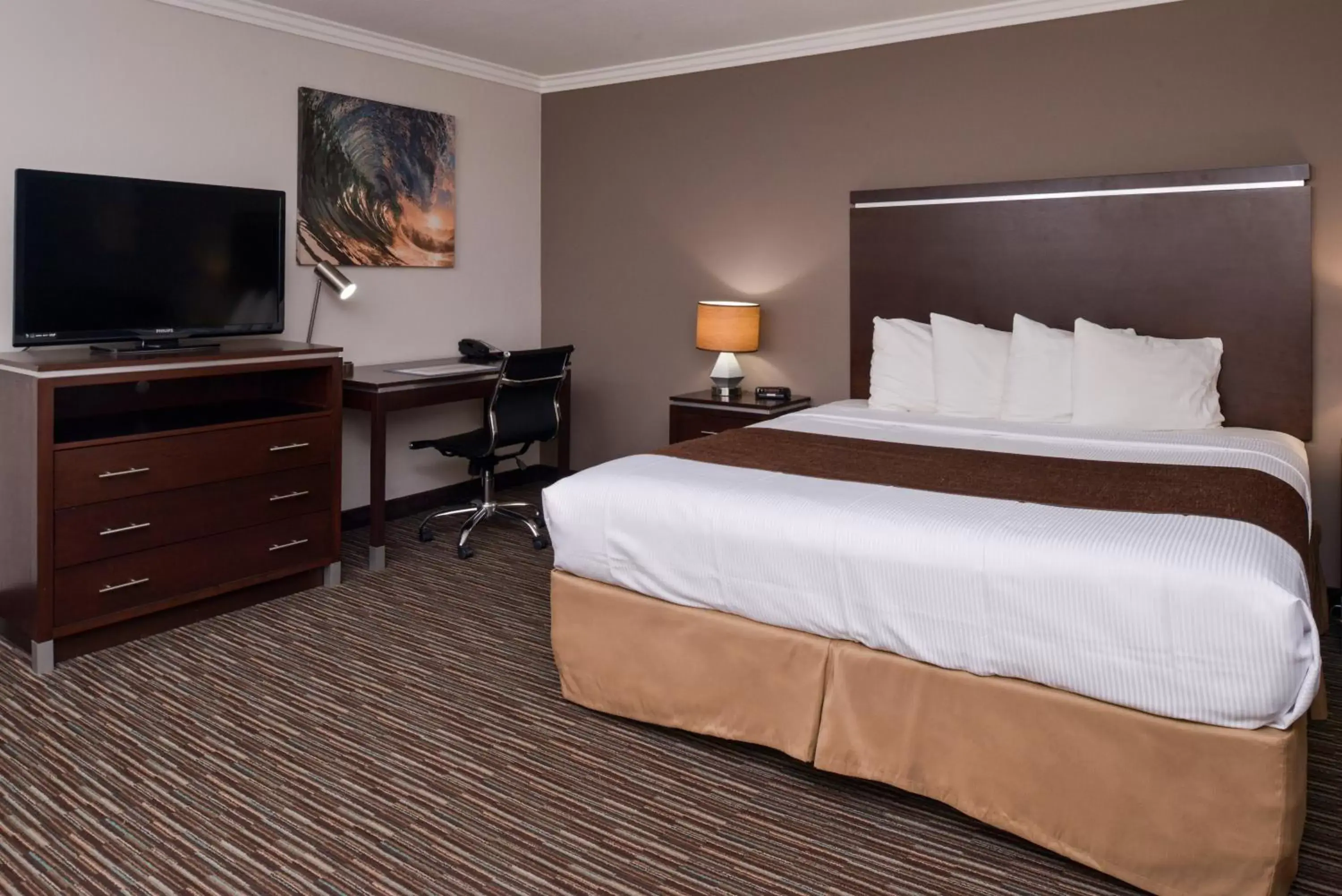 Communal lounge/ TV room, Bed in Best Western Redondo Beach Galleria Inn Hotel - Beach City LA