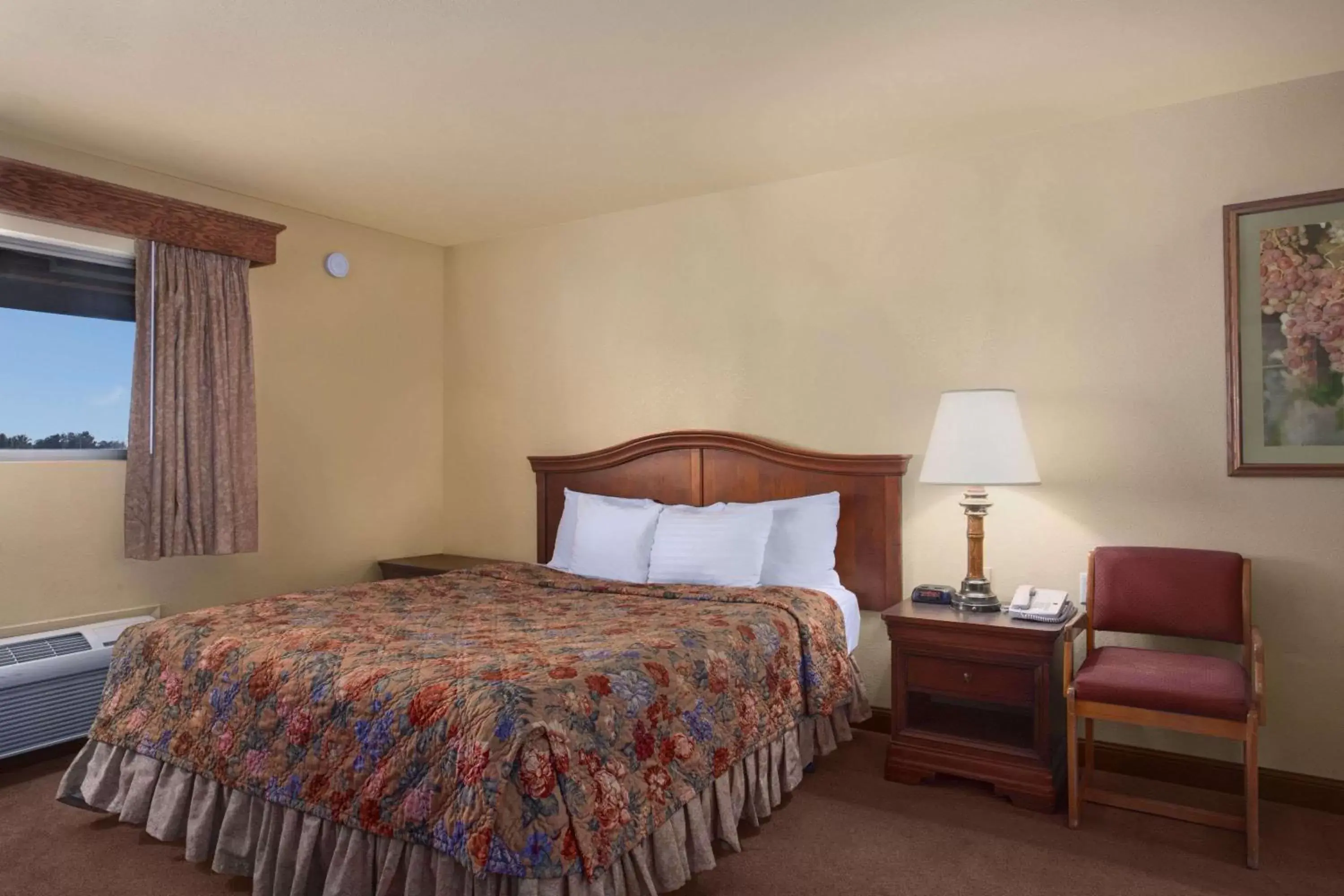 Photo of the whole room, Bed in Travelodge by Wyndham Lemoore Near Naval Air Station