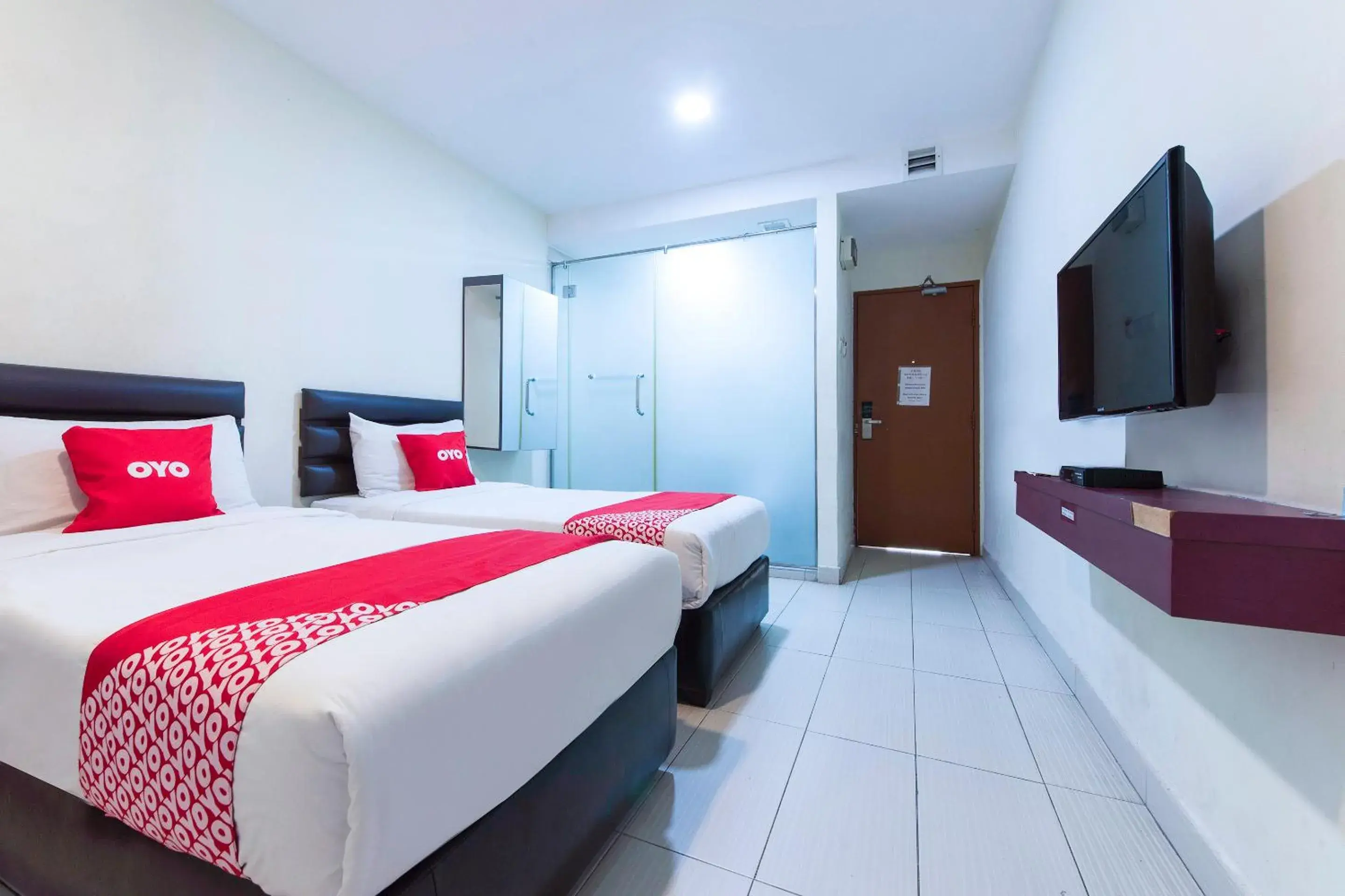 Bedroom in OYO 90385 H3 Hotel