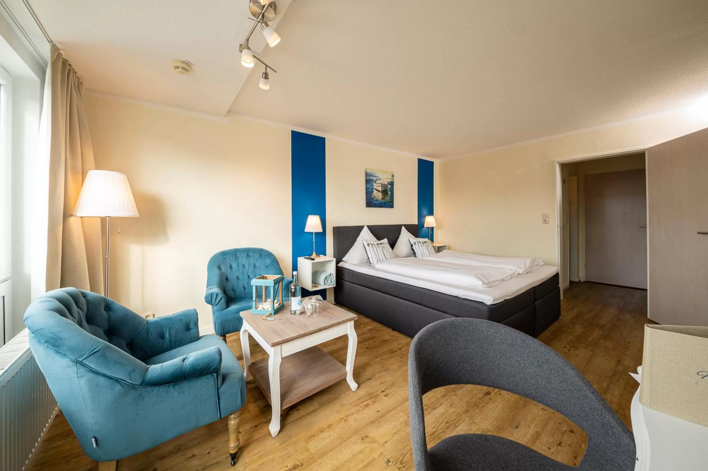 Living room, Bed in Das Frühstückshotel Büsum