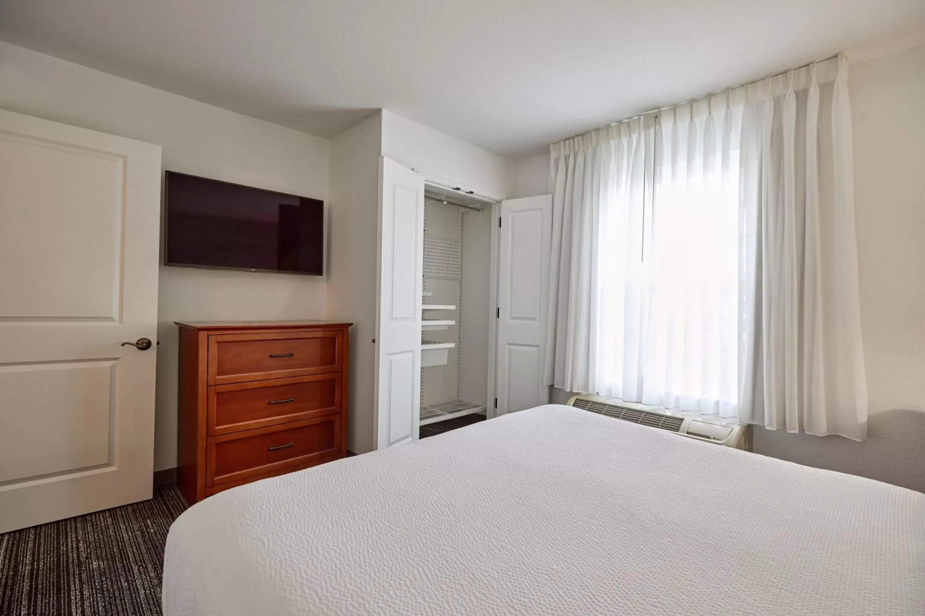 Bedroom, Bed in TownePlace Suites Medford