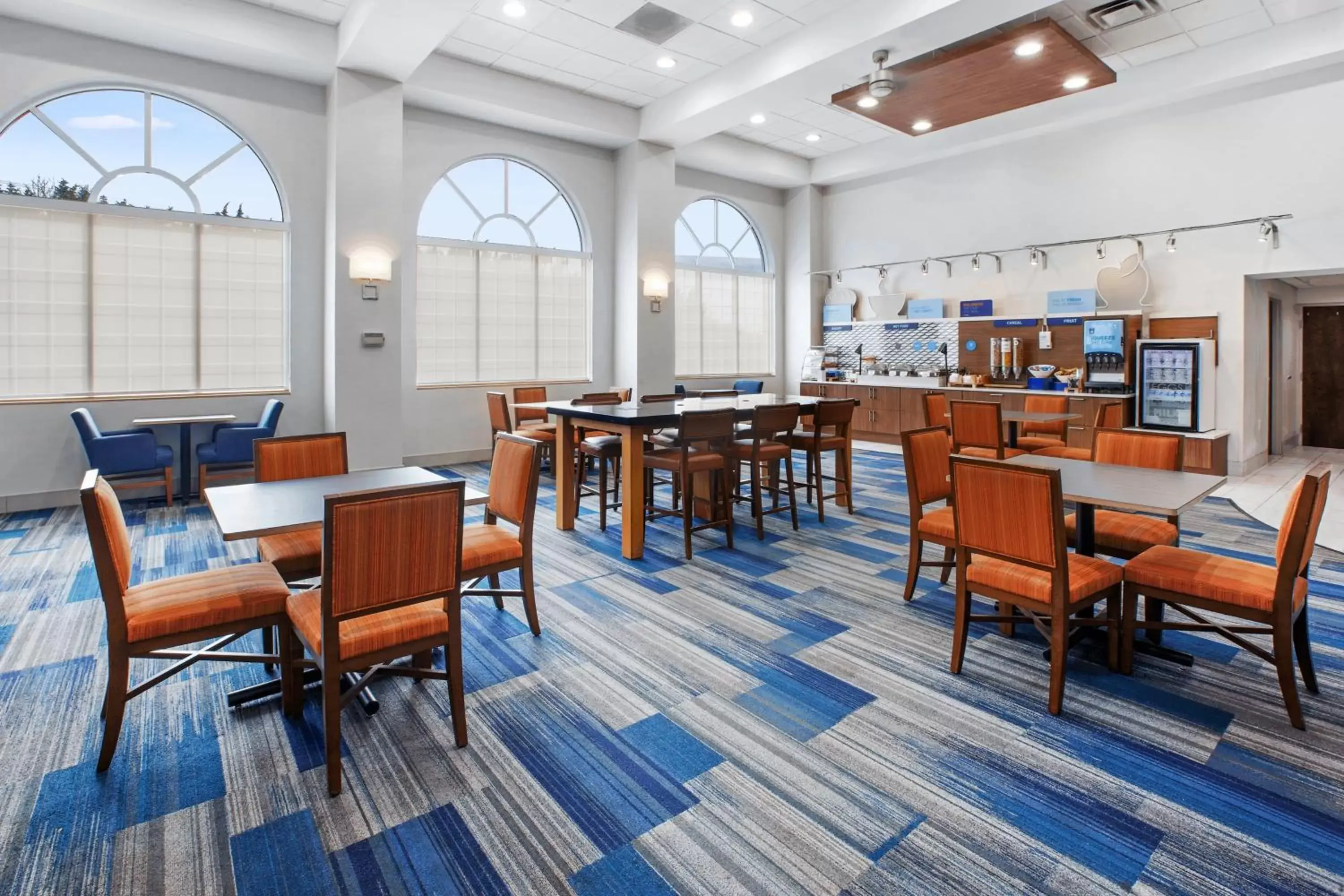 Breakfast, Restaurant/Places to Eat in Holiday Inn Express Hotel & Suites Warrenton, an IHG Hotel