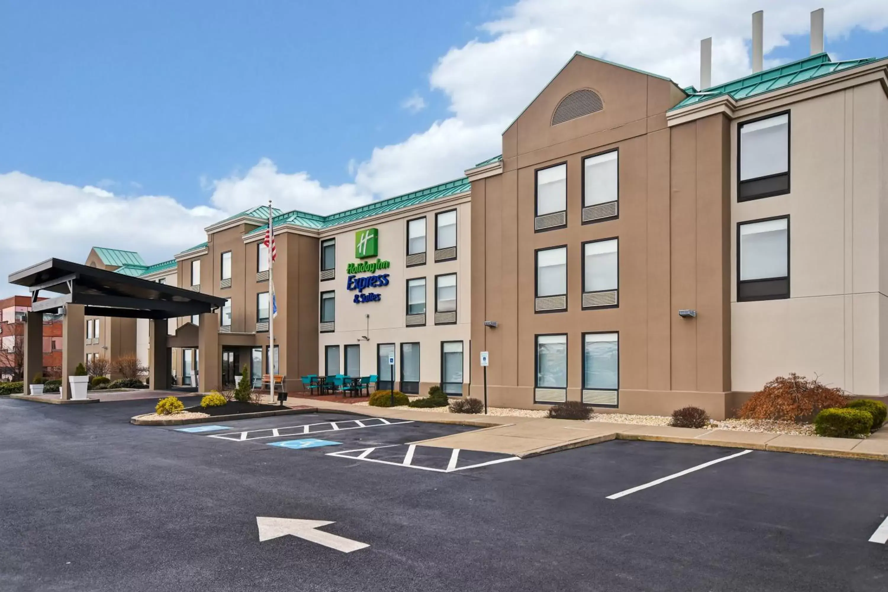 Property Building in Holiday Inn Express & Suites Allentown-Dorney Park Area, an IHG Hotel