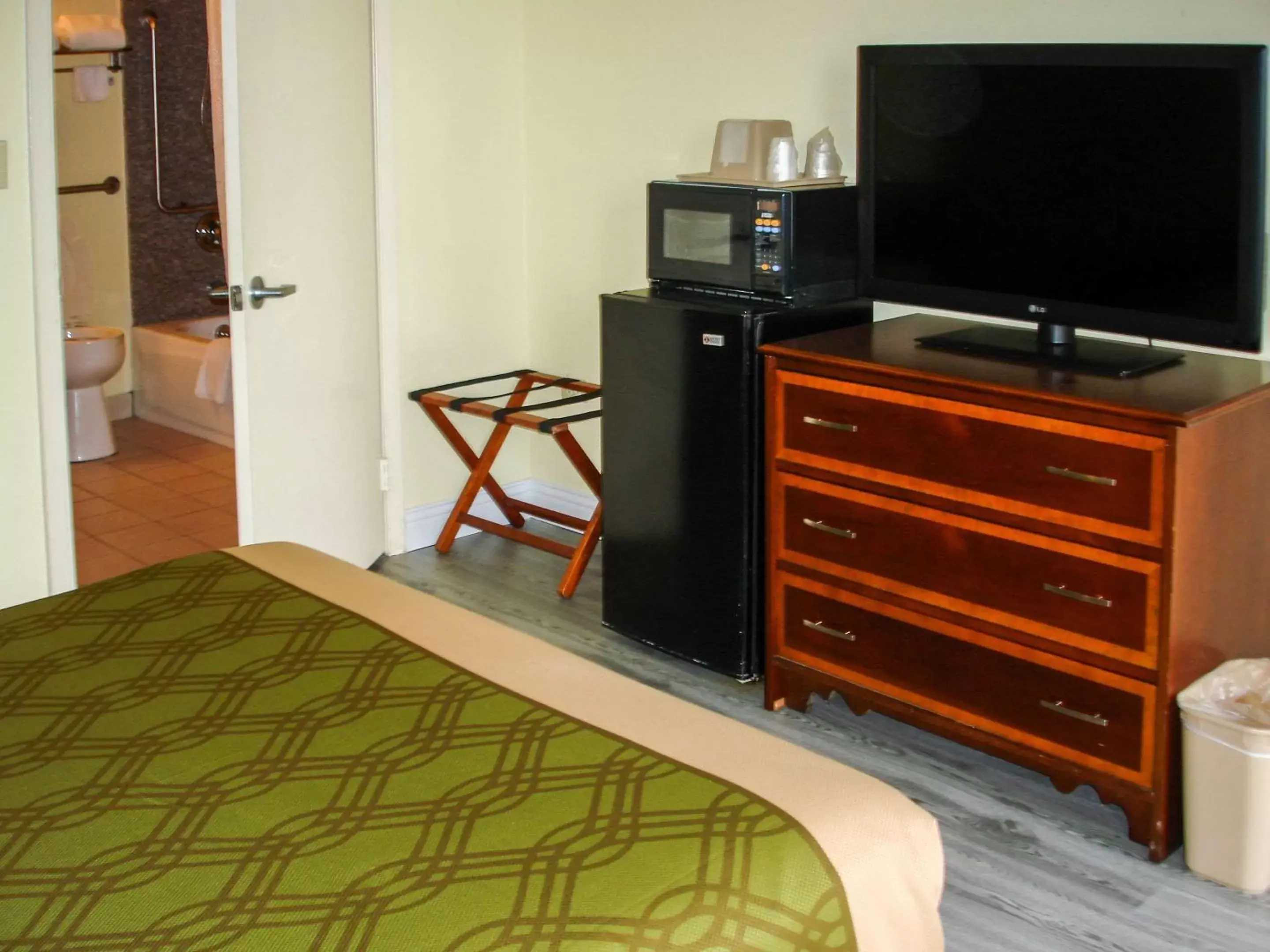 Photo of the whole room, TV/Entertainment Center in Econo Lodge Texarkana I-30