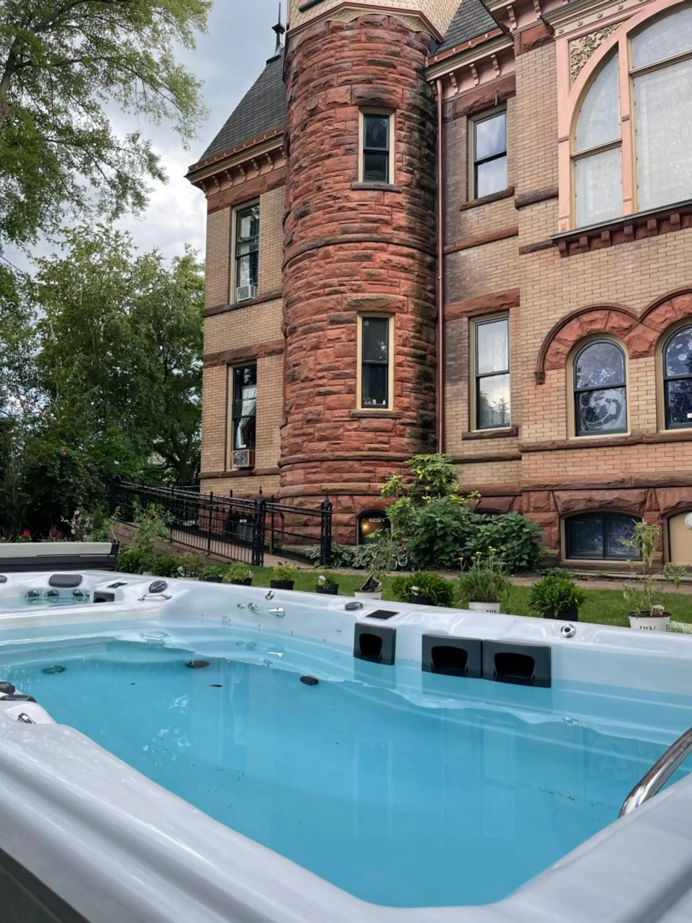 Property building, Swimming Pool in Henderson Castle Inn