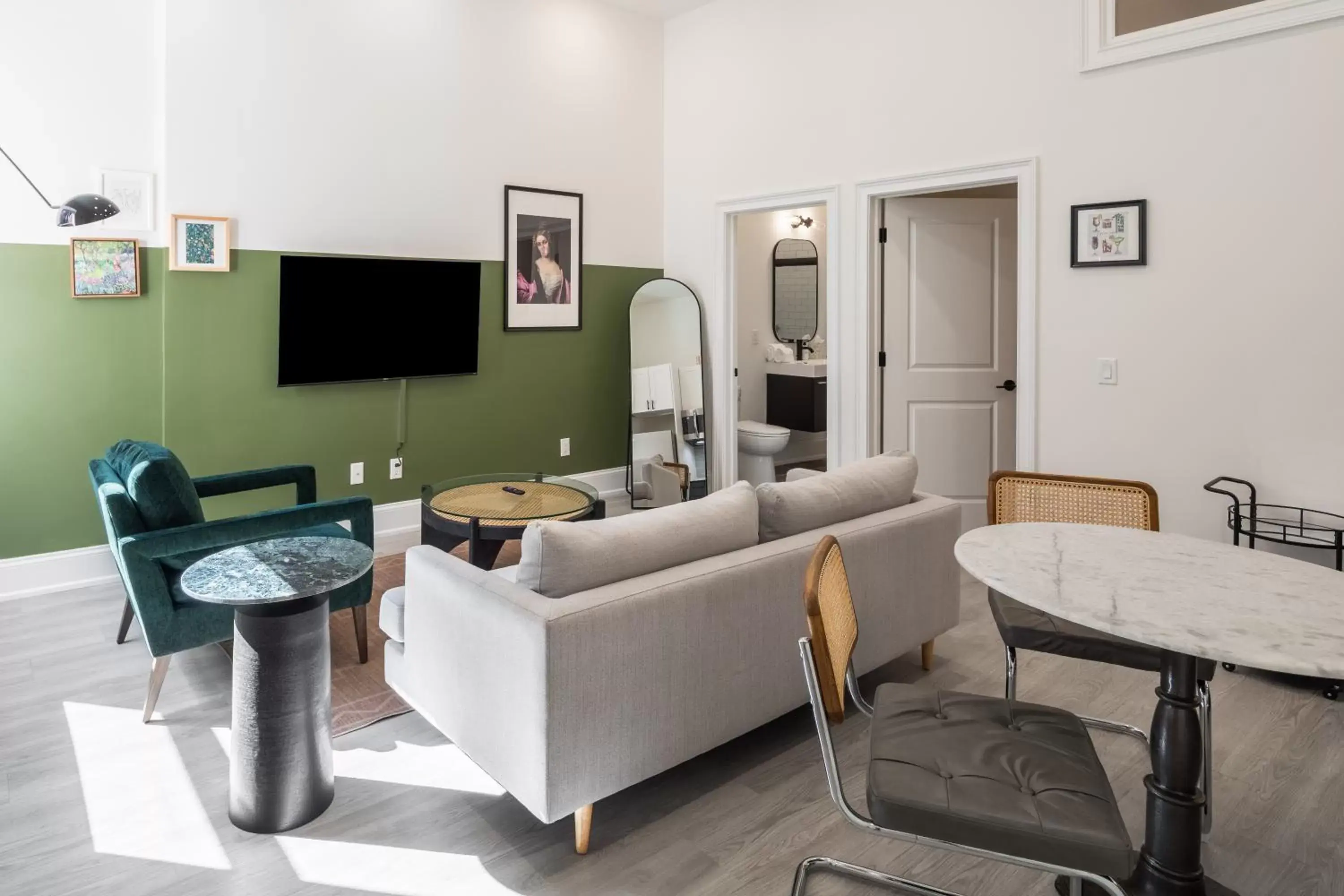 TV and multimedia, Seating Area in Sosuite at French Quarters - Rittenhouse Square