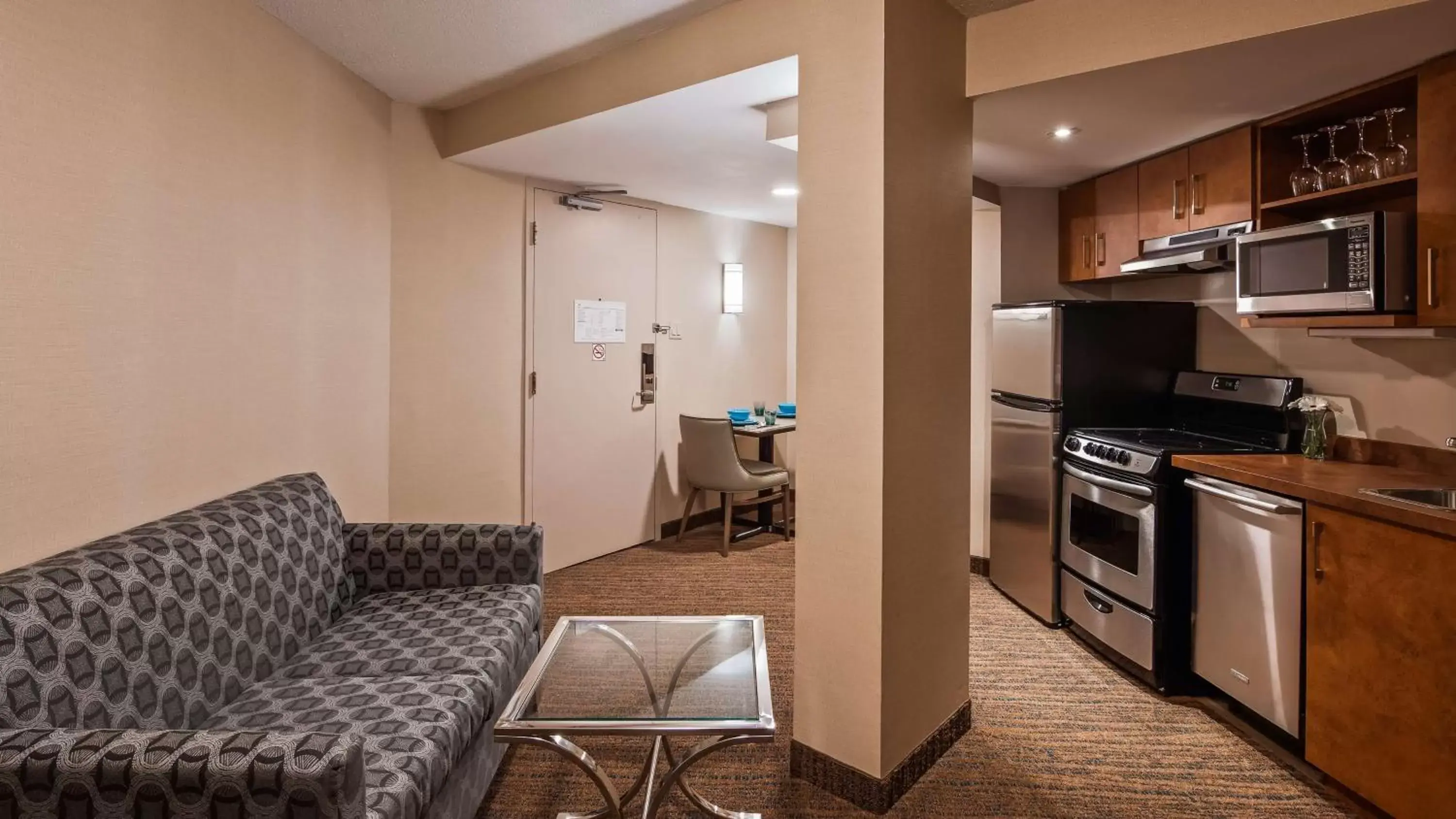 Photo of the whole room, Kitchen/Kitchenette in Best Western Plus Ottawa City Centre