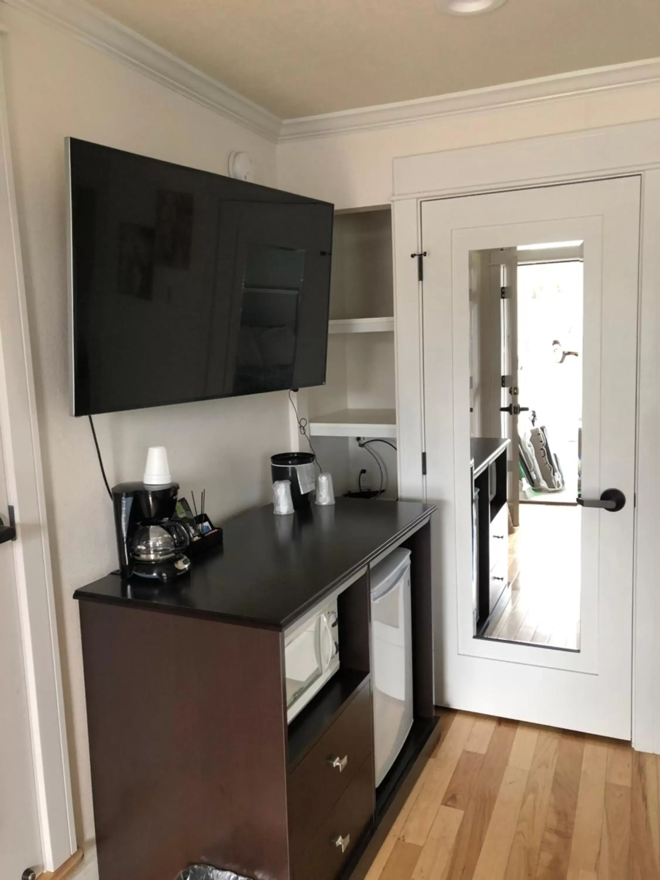 Queen Room - Disability Access in El Rancho Motel Queen Room - Disability Access in El Rancho Motel